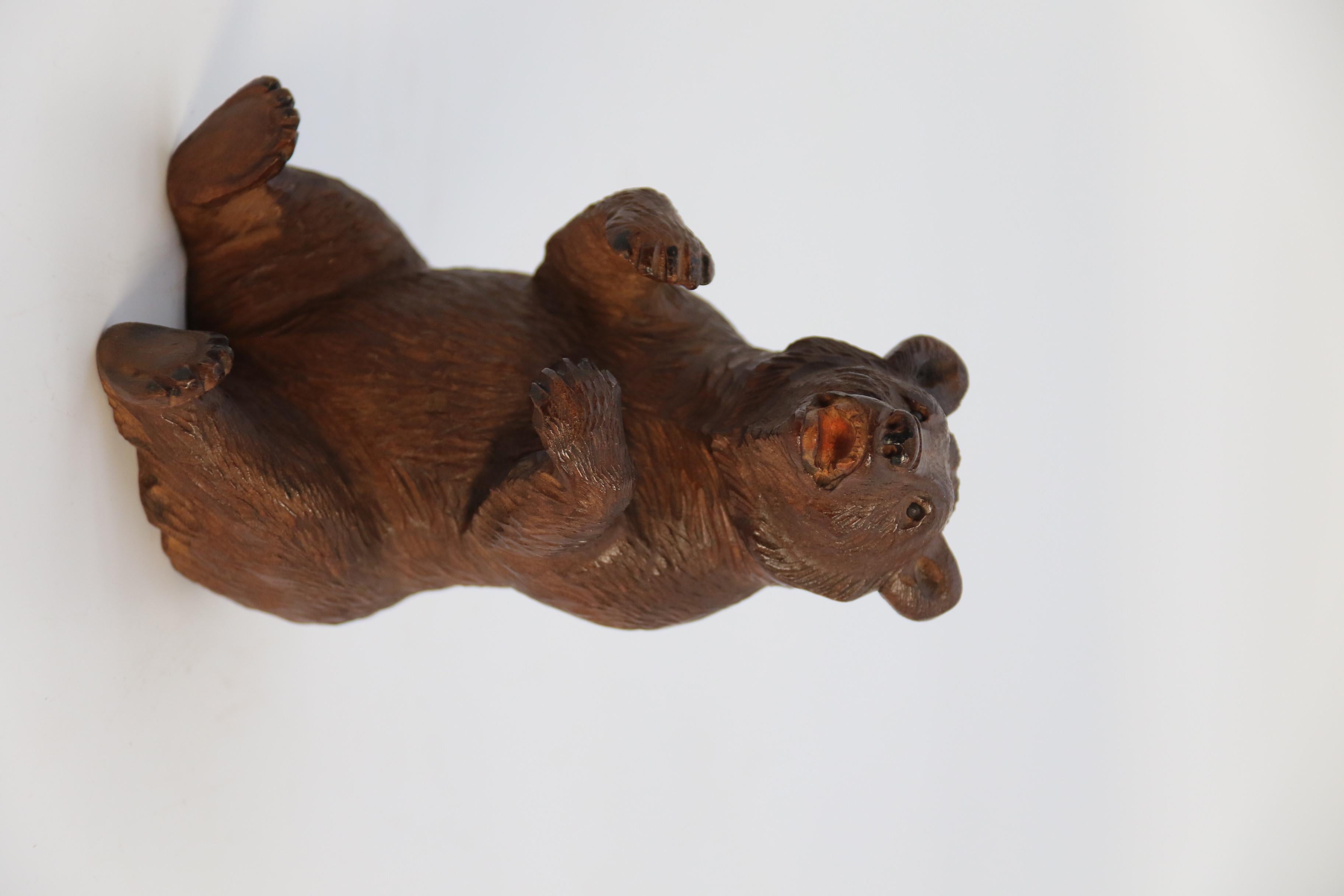 20th Century A pair of fine Black Forest hand carved linden wood bears, Swiss circa 1900 For Sale