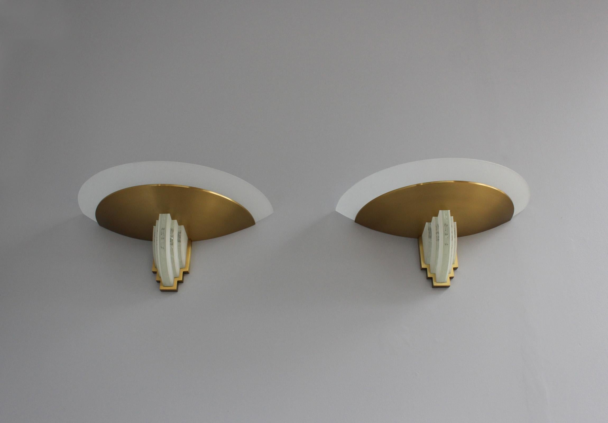 Pair of Fine French Art Deco Bronze Hand Cut Glass Sconces by Jean Perzel For Sale 3