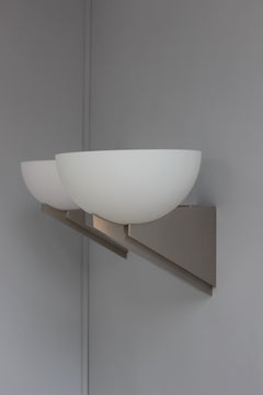 Una coppia di raffinate lampade Art Deco francesi in nichel spazzolato e vetro di Jean Perzel