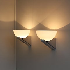 Une paire de superbes appliques Art déco françaises en chrome et verre, signées Jean Perzel
