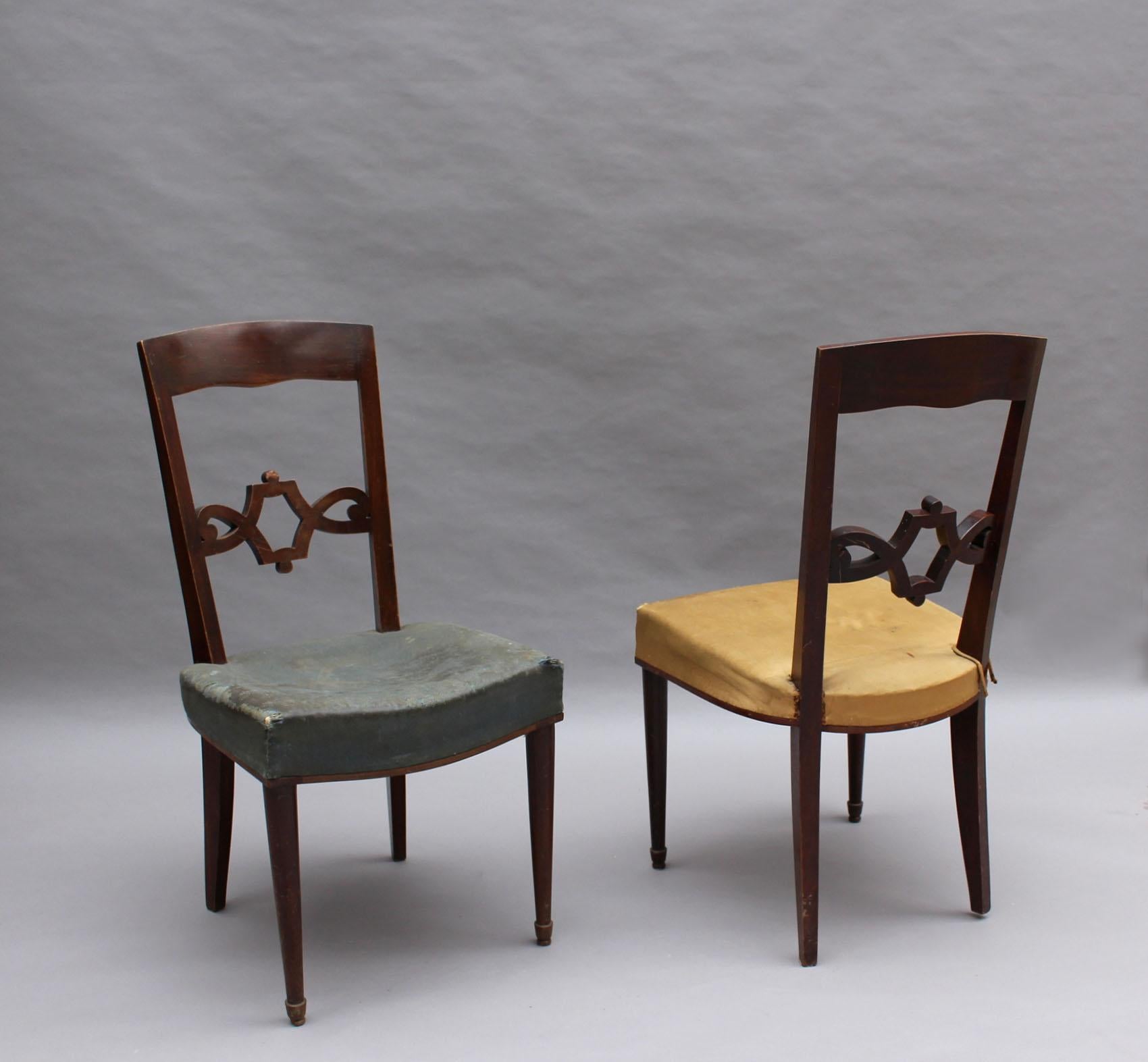 Paar feine französische Art-Déco-Mahagoni-Stühle von Jules Leleu (Mitte des 20. Jahrhunderts) im Angebot