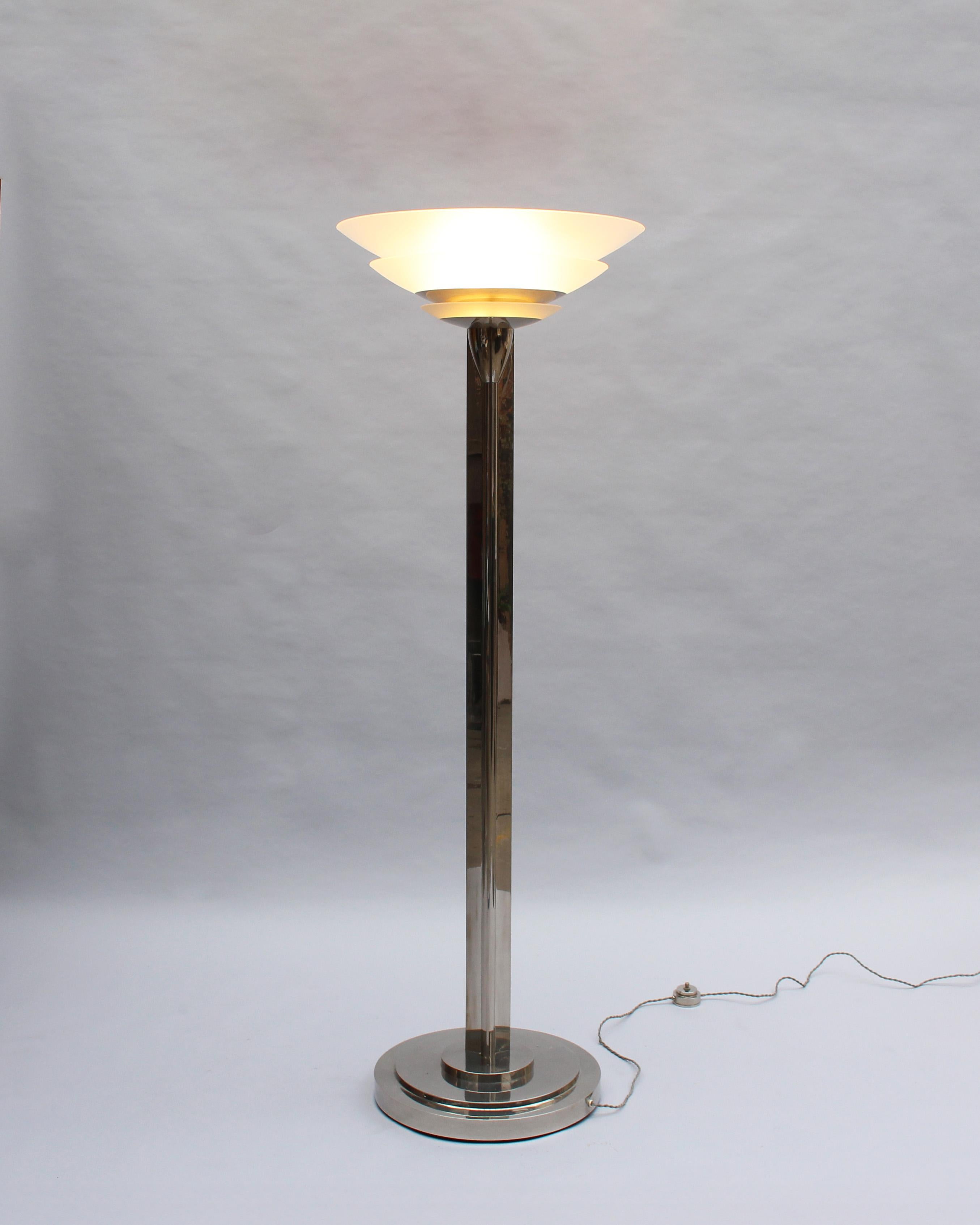 Metà XX secolo Coppia di lampade da terra in nichel e vetro Art Deco francese di Perzel in vendita