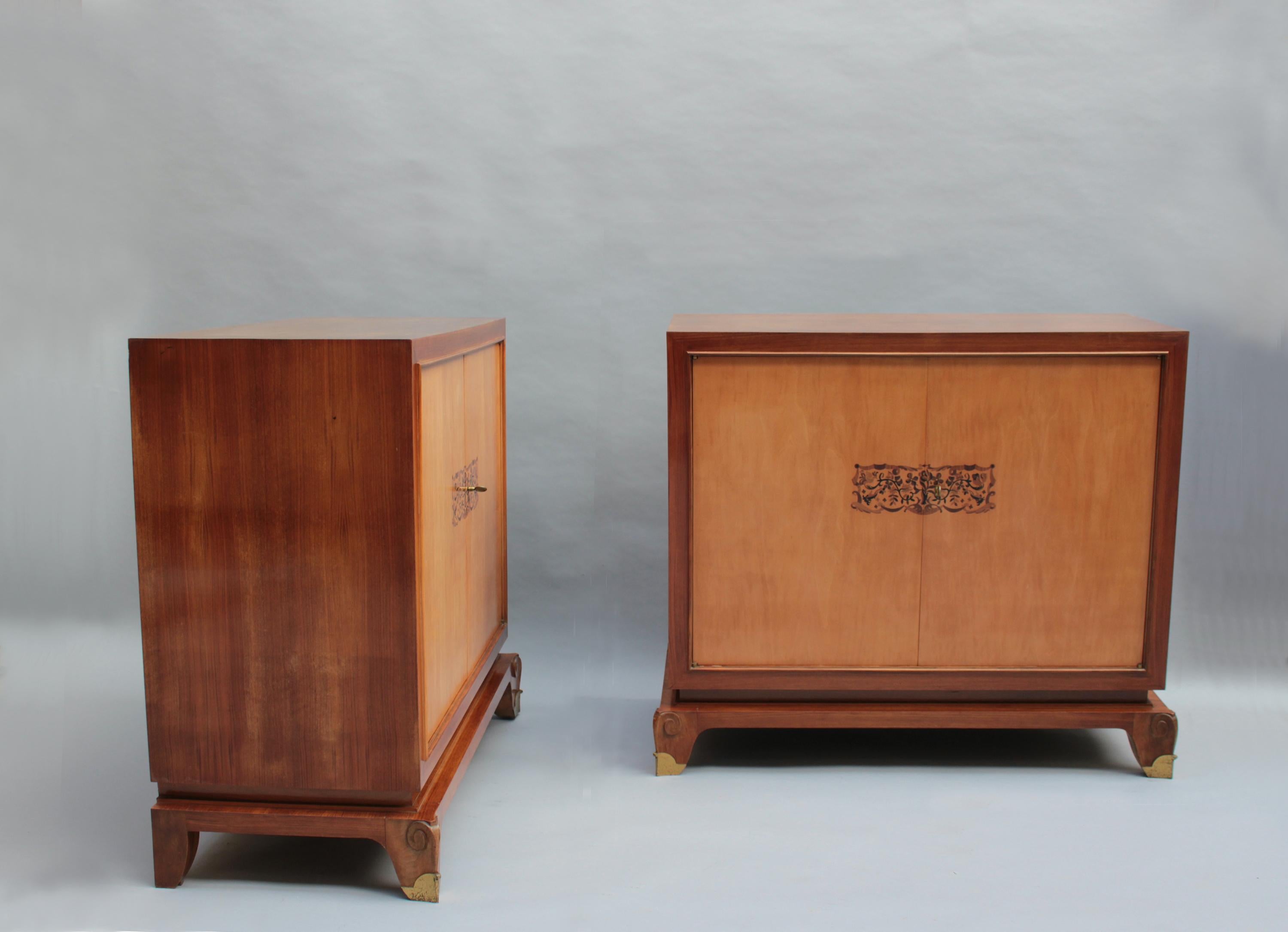 Jean Pascaud (1914-1996) - A rare pair of rosewood cabinets each fitted with a chest of 4 drawers, with two sycamore and marquetry doors. The base is adorned with two front carved scroll feet with bronze sabots.
Can be used as nightstands.