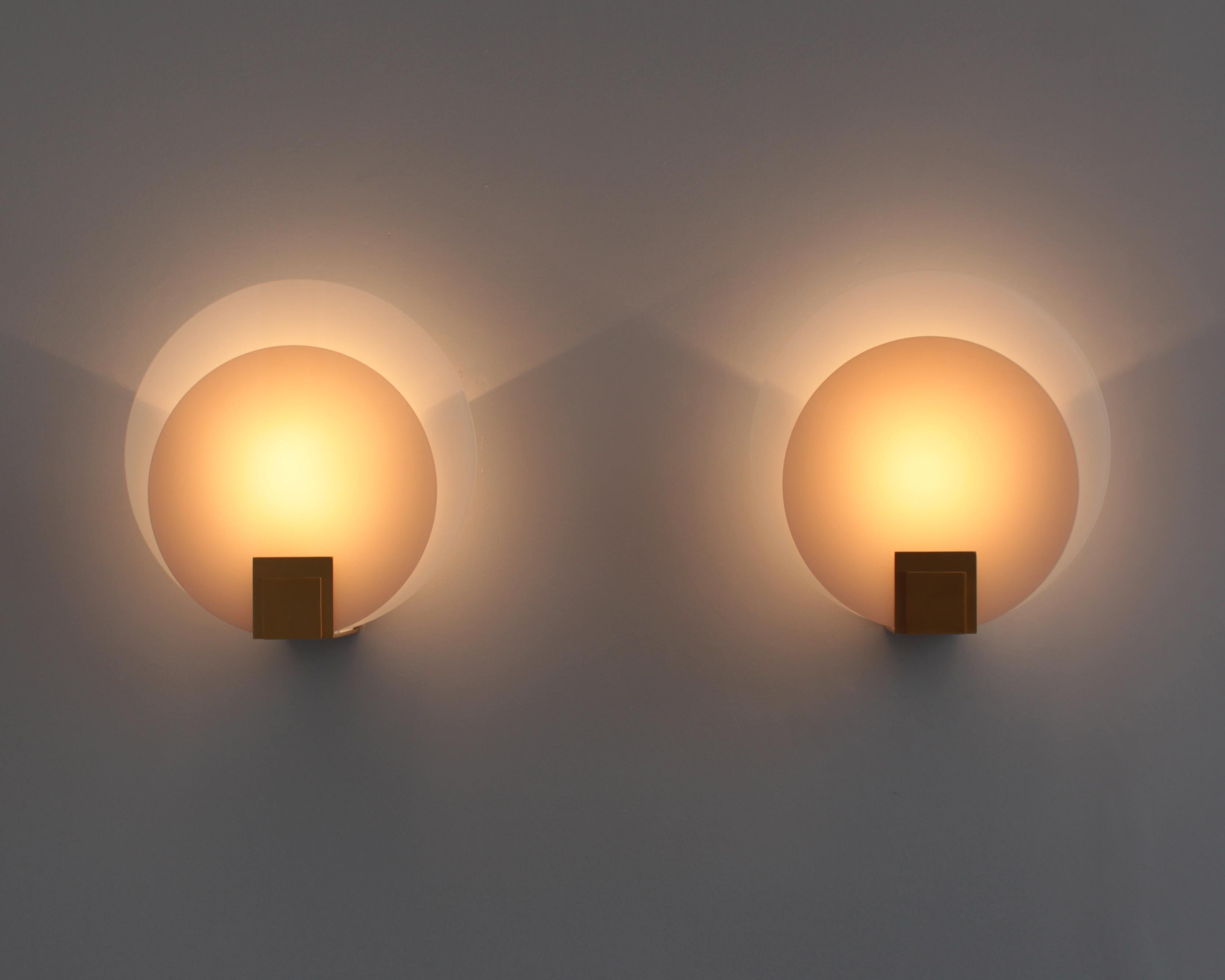A Pair of Fine French Art Deco White and Pink Glass Wall Lights by Jean Perzel In Good Condition For Sale In Long Island City, NY