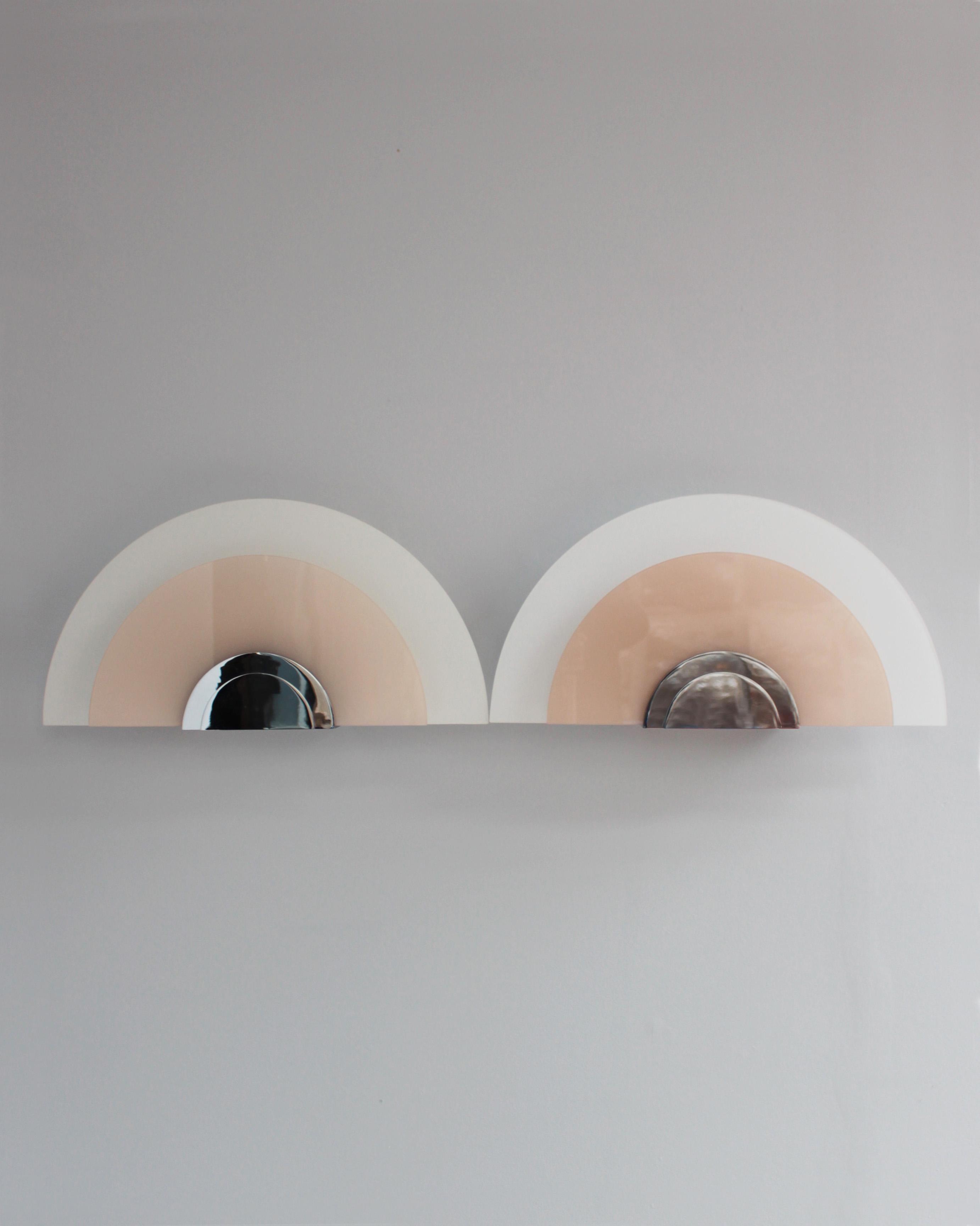 Ein Paar feiner französischer Art Deco Wandleuchten aus weißem und rosa Glas von Jean Perzel (Art déco) im Angebot