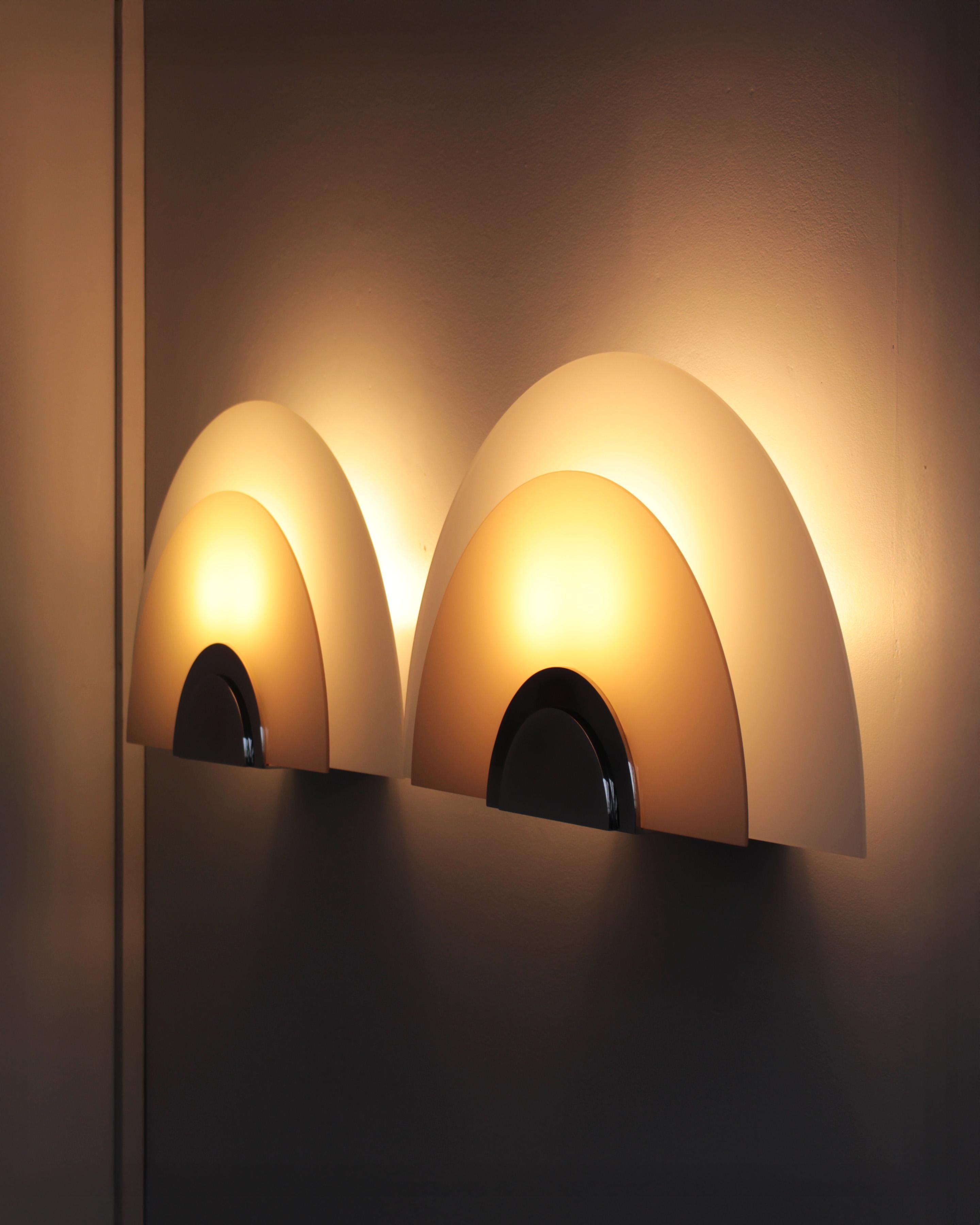 Ein Paar feiner französischer Art Deco Wandleuchten aus weißem und rosa Glas von Jean Perzel (Französisch) im Angebot