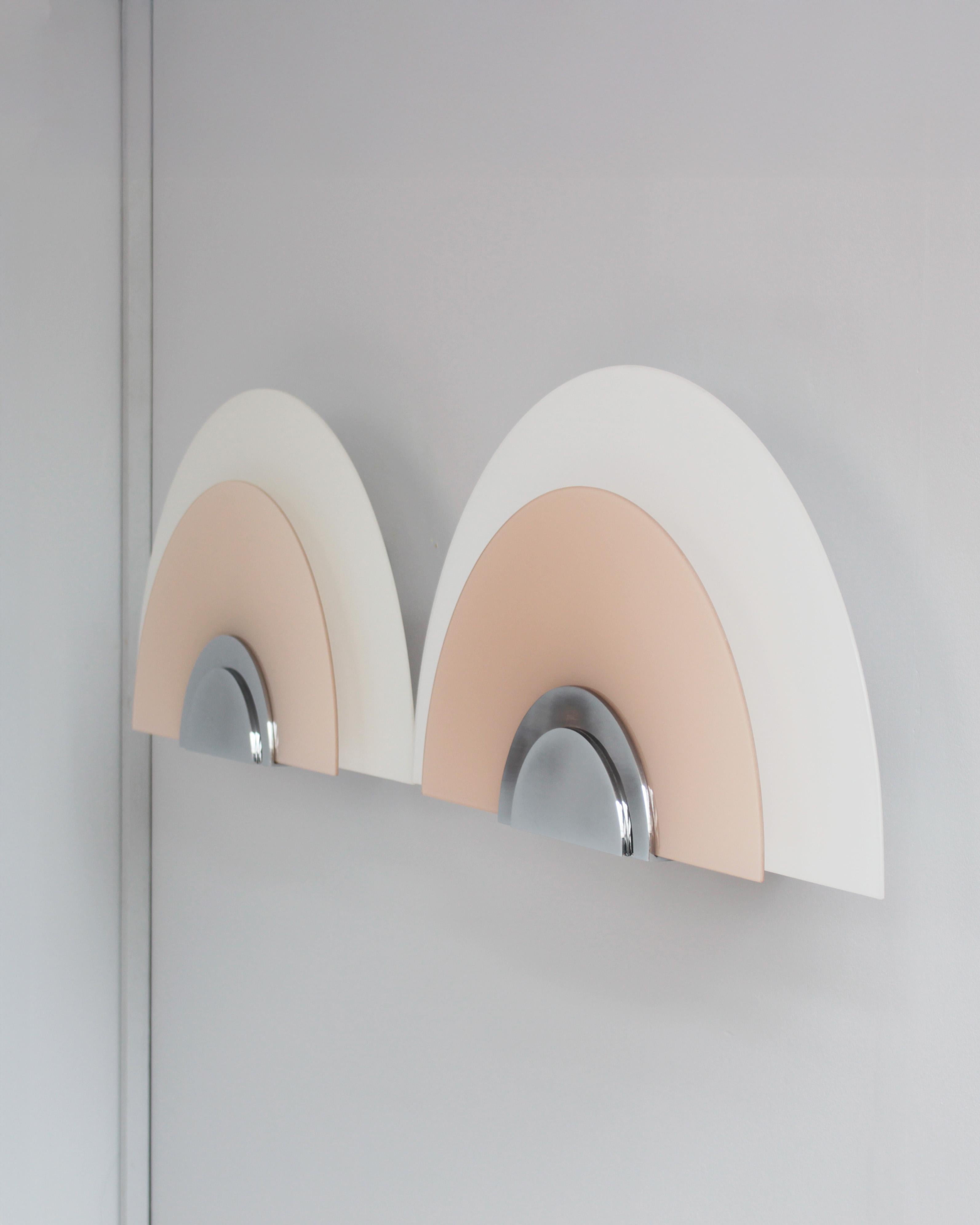 Ein Paar feiner französischer Art Deco Wandleuchten aus weißem und rosa Glas von Jean Perzel im Zustand „Gut“ im Angebot in Long Island City, NY