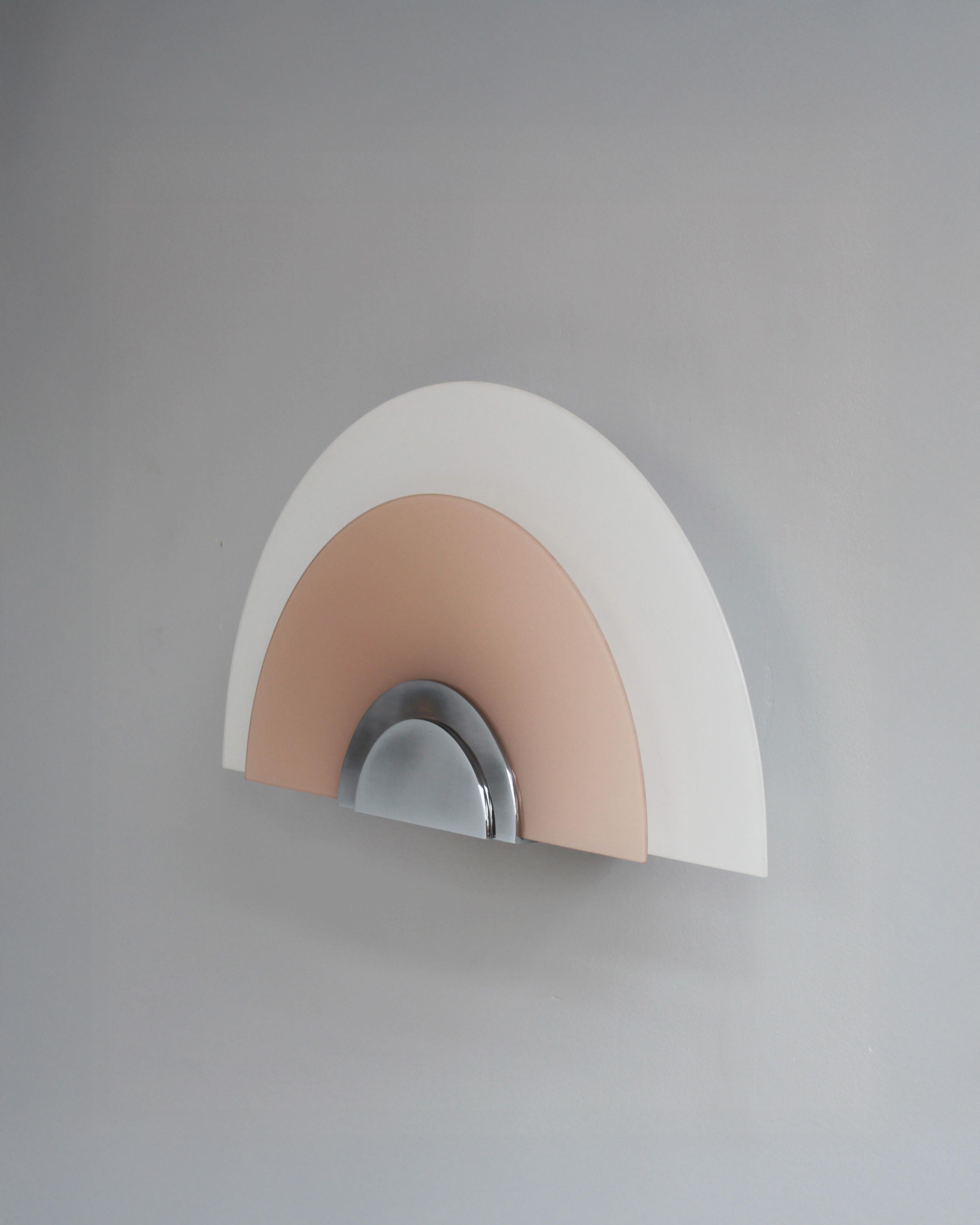 Ein Paar feiner französischer Art Deco Wandleuchten aus weißem und rosa Glas von Jean Perzel (Mitte des 20. Jahrhunderts) im Angebot