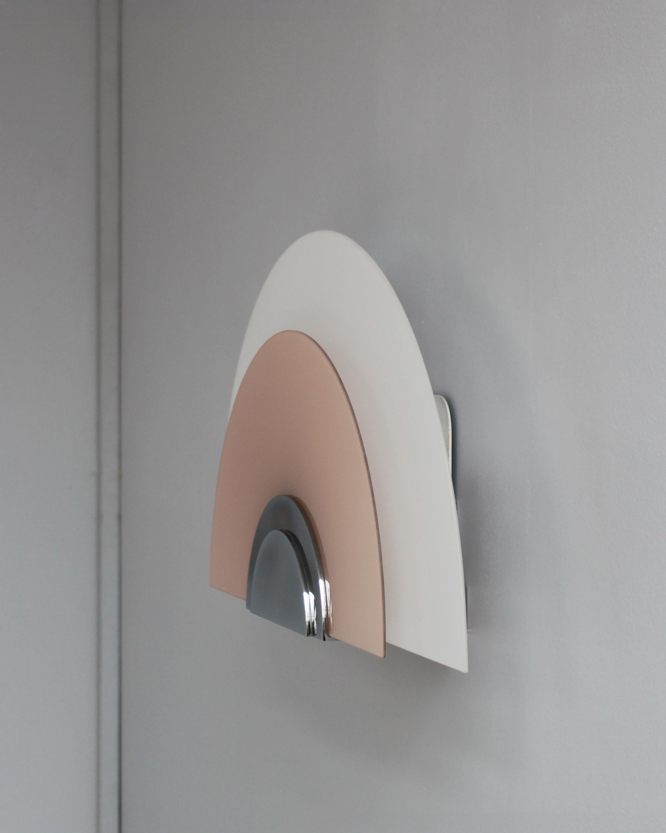 Ein Paar feiner französischer Art Deco Wandleuchten aus weißem und rosa Glas von Jean Perzel im Angebot 1