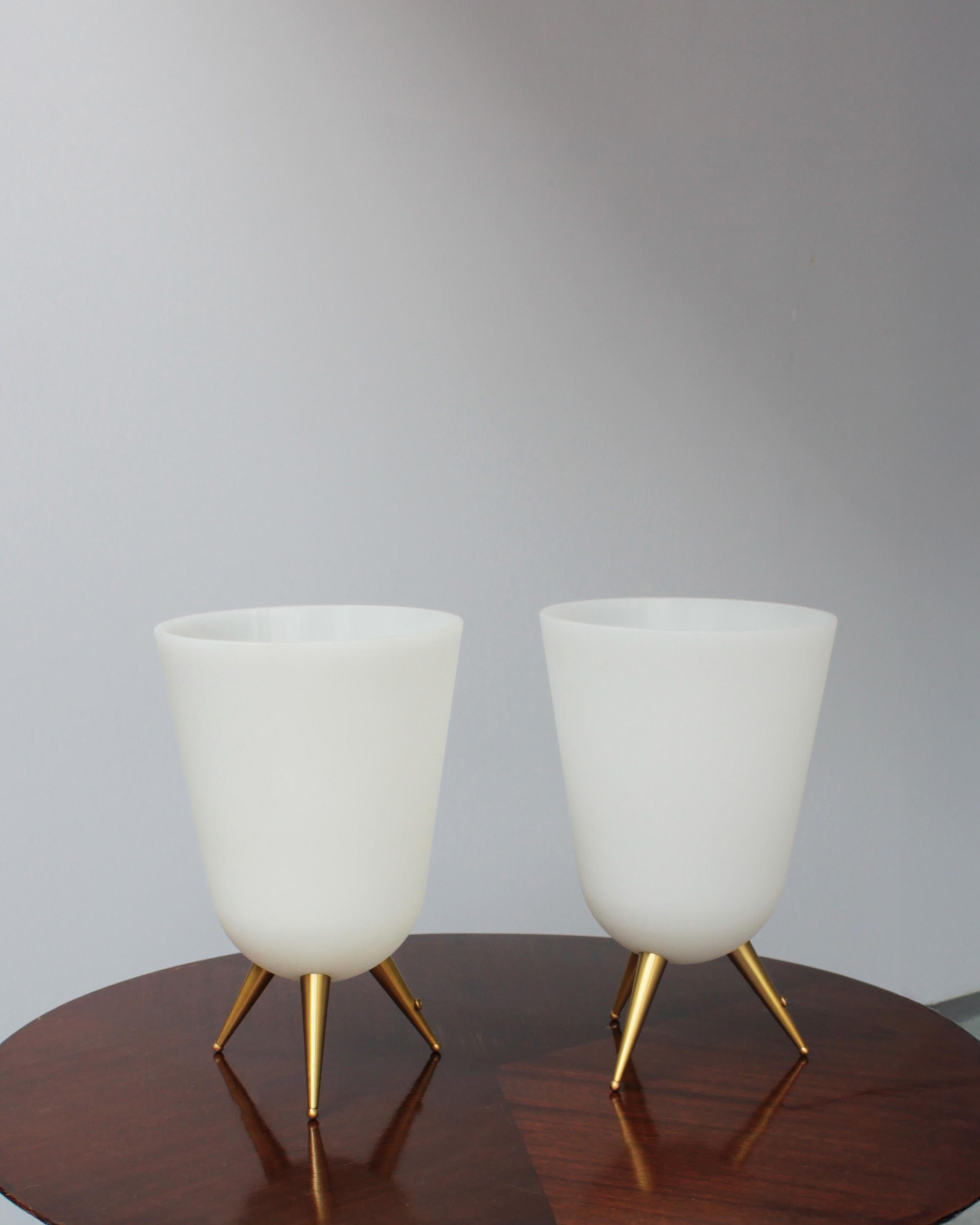 A Pair of Fine French Mid-Century Glass and Bronze Table Lamps by Jean Perzel For Sale 5