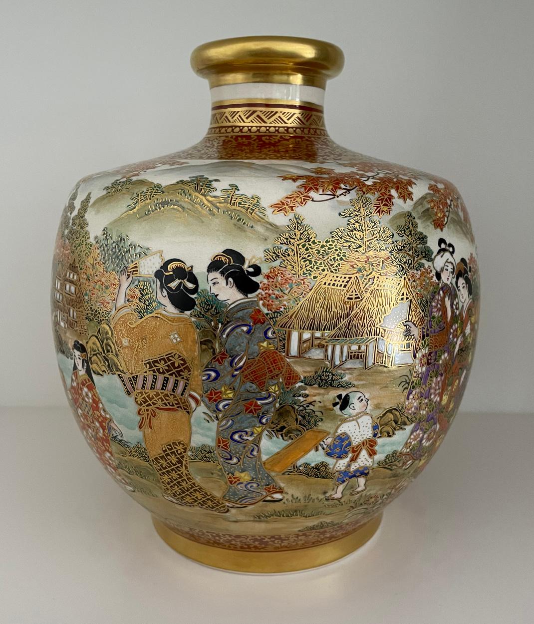 Pair of Fine Japanese Satsuma Vases, Ogawa Yozan Studio, First Half 20th Century For Sale 2