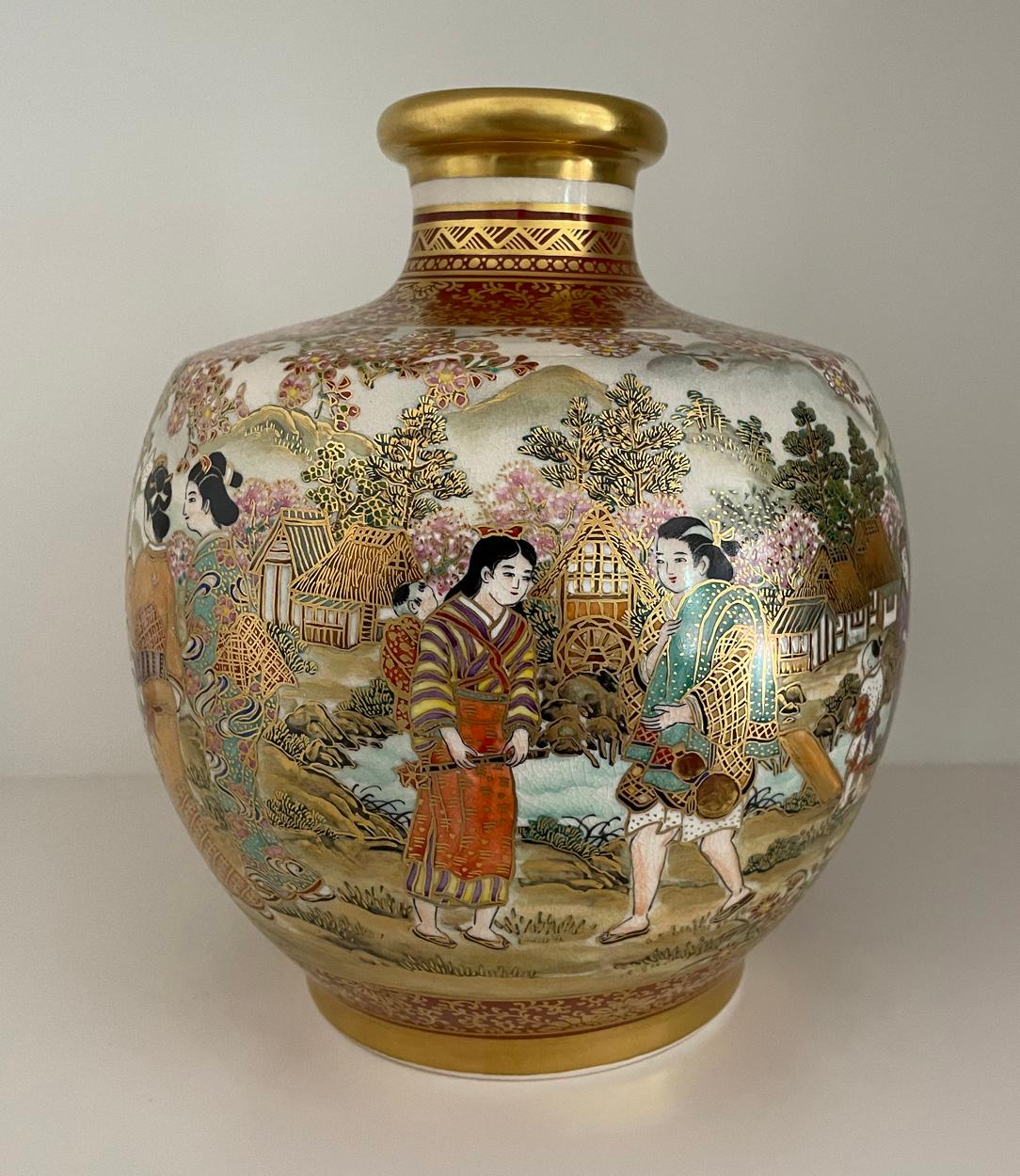 Pair of Fine Japanese Satsuma Vases, Ogawa Yozan Studio, First Half 20th Century For Sale 3