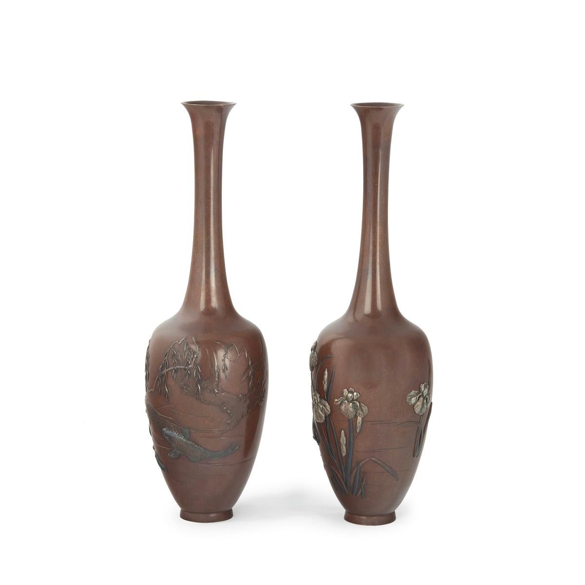 A pair of fine Meiji period bronze vases by Hidenobu In Good Condition For Sale In Lymington, Hampshire
