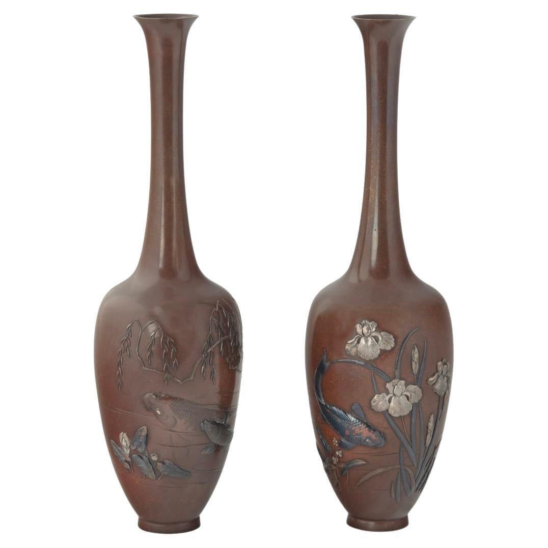 A pair of fine Meiji period bronze vases by Hidenobu For Sale