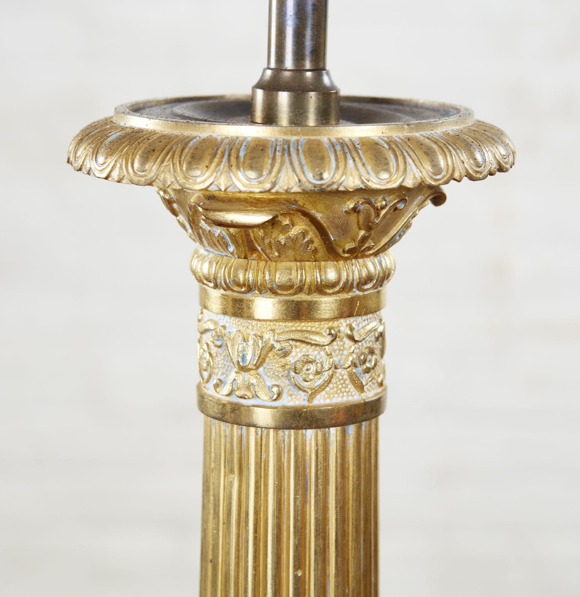 Paar feine neoklassizistische Bronze-Lampen im Zustand „Gut“ im Angebot in Greenwich, CT