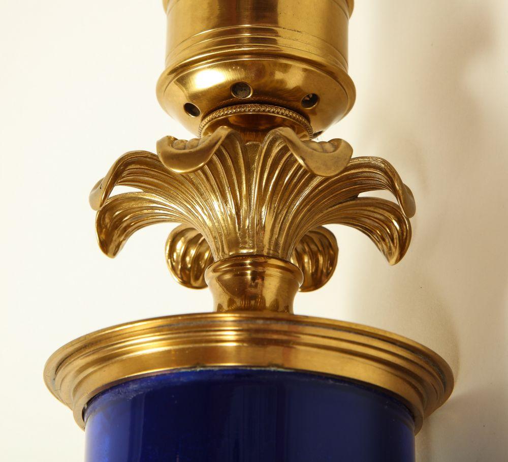 Paar feine Kerzenständer aus vergoldeter Bronze und blau emaillierter Bronze im neoklassischen Stil (Emaille) im Angebot