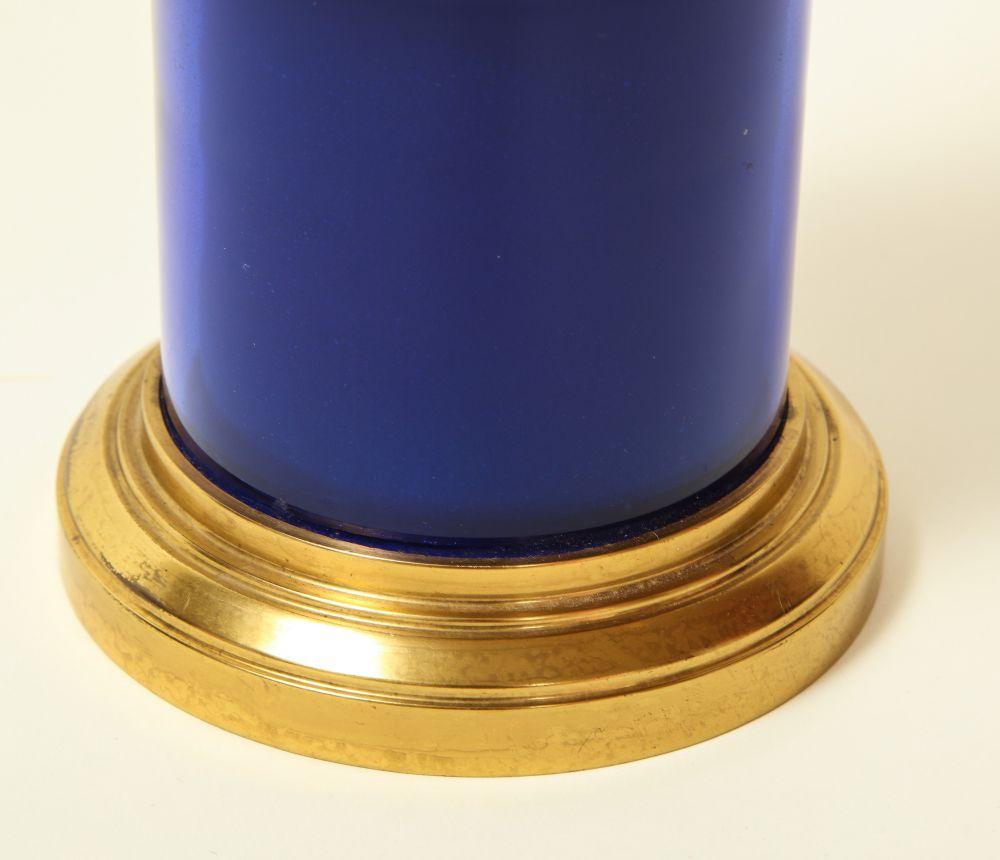 Paar feine Kerzenständer aus vergoldeter Bronze und blau emaillierter Bronze im neoklassischen Stil im Angebot 1