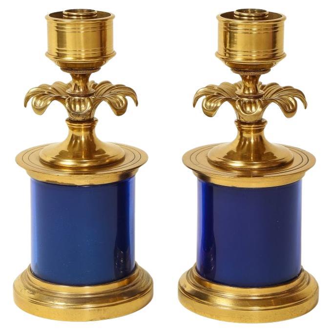 Paar feine Kerzenständer aus vergoldeter Bronze und blau emaillierter Bronze im neoklassischen Stil im Angebot