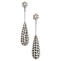 Une paire de boucles d'oreilles en pâte fine, France, années 1920