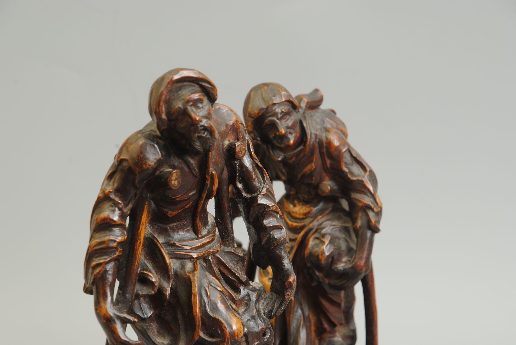 Sculpté Paire de figurines de barbus en bois finement sculptées en vente