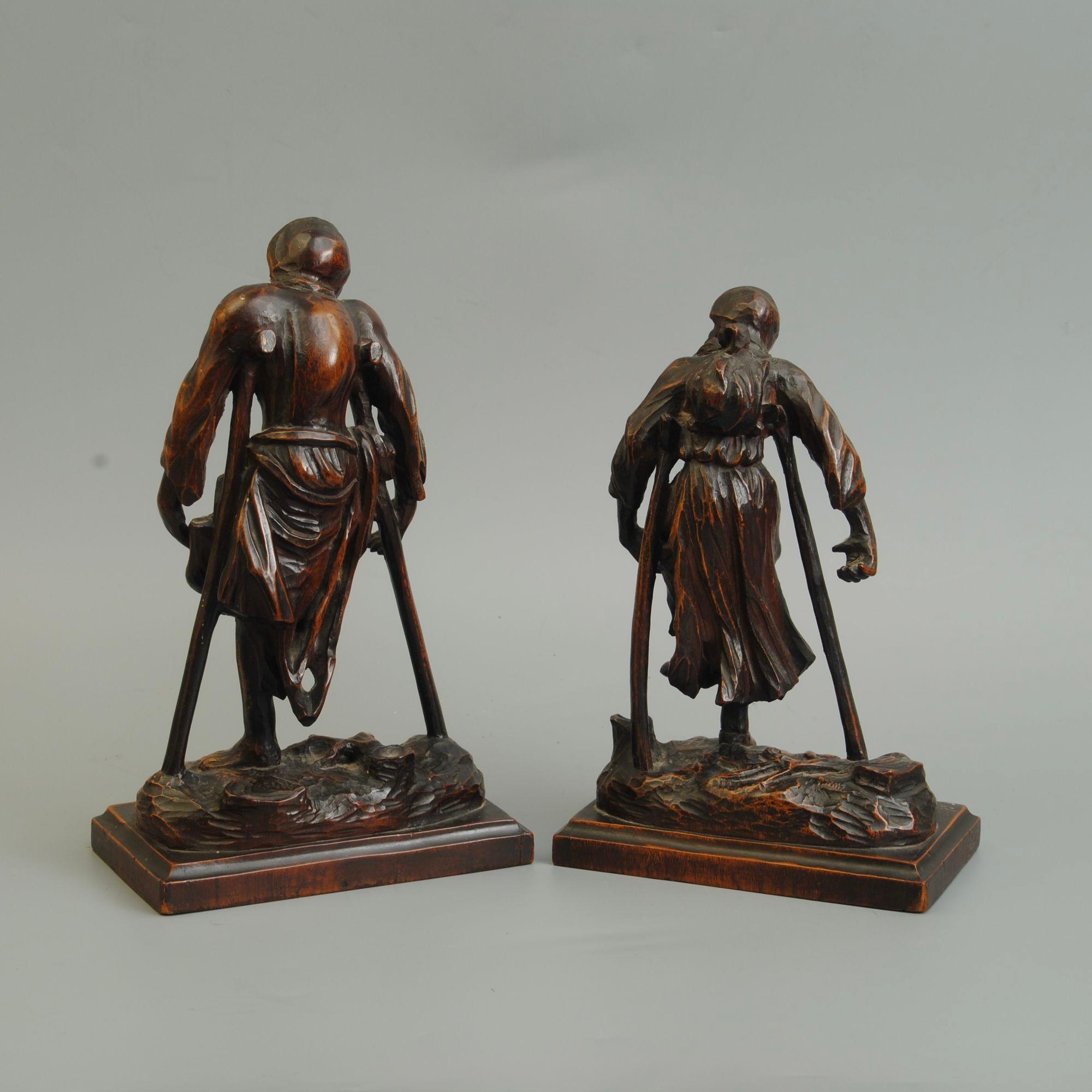 A PAIR OF FINELY CARVED BOX WOOD Figures Of Beggars In Good Condition For Sale In Lincolnshire, GB