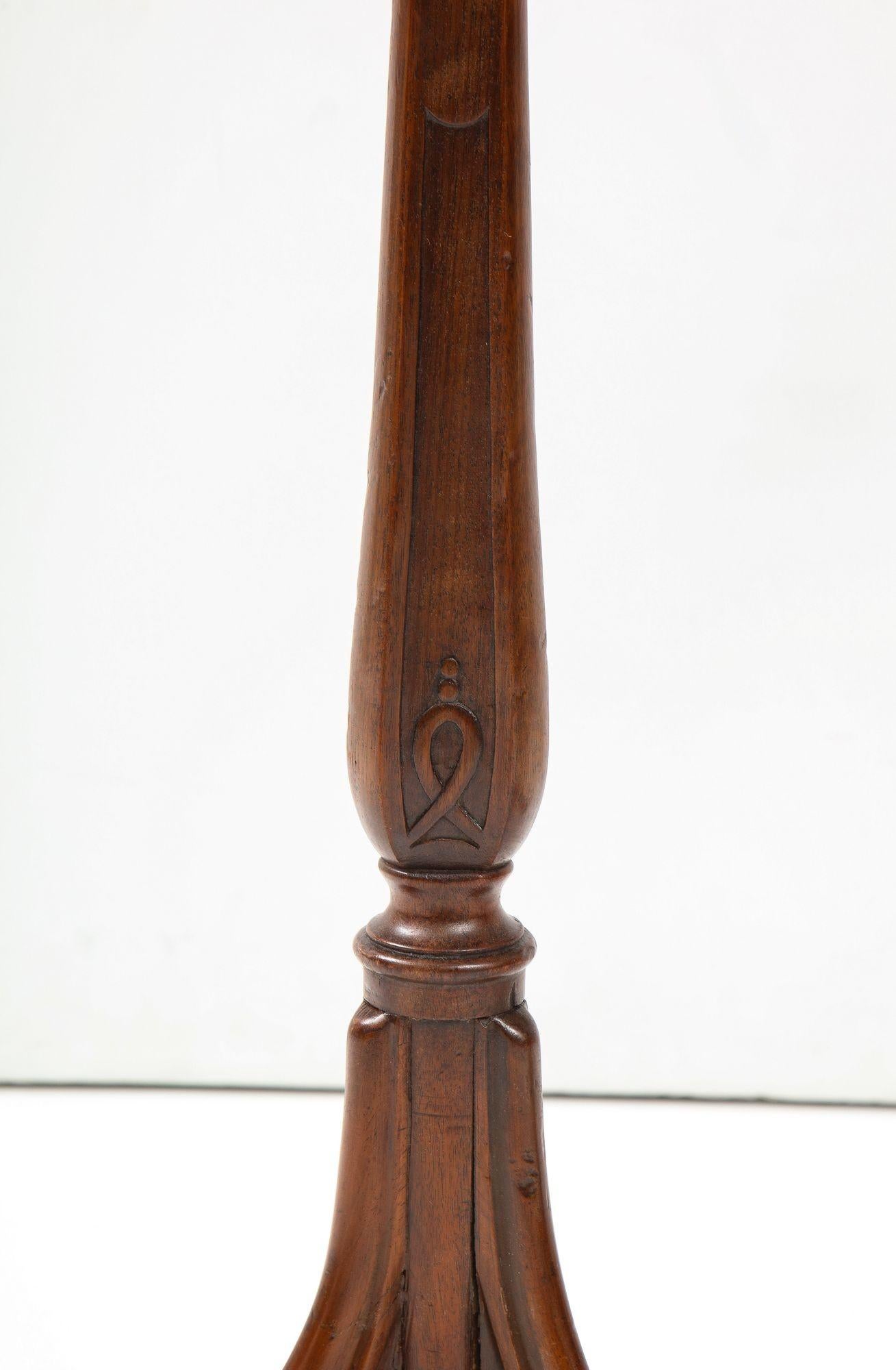 A Pair of Finely Carved Georgian Quatrefoil Mahogany Stands In Good Condition For Sale In Greenwich, CT