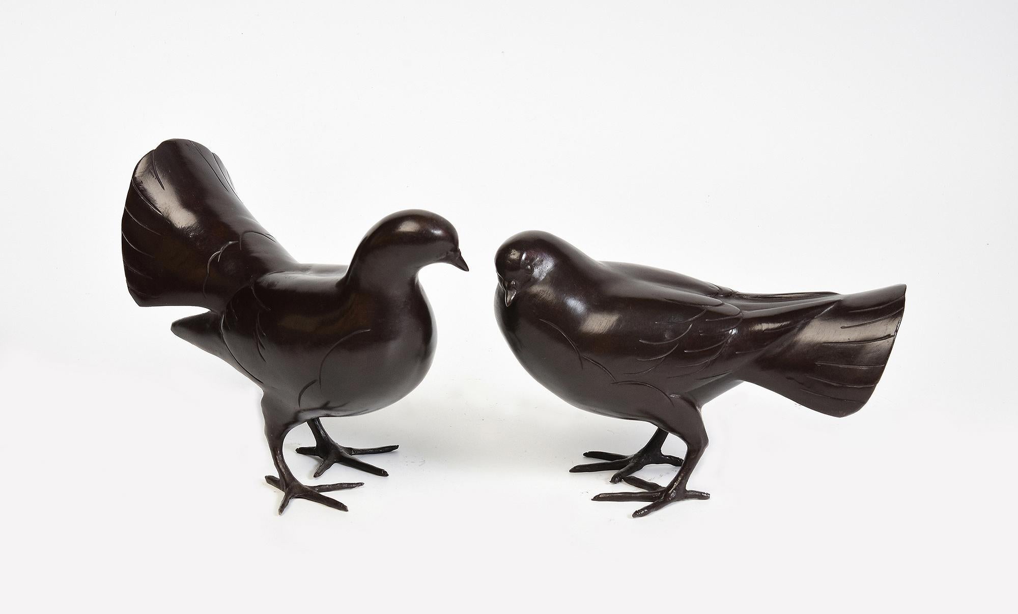 Ein Paar fein gegossene asiatische Vogel- und Tierstatuen aus Bronzeguss im Angebot 1