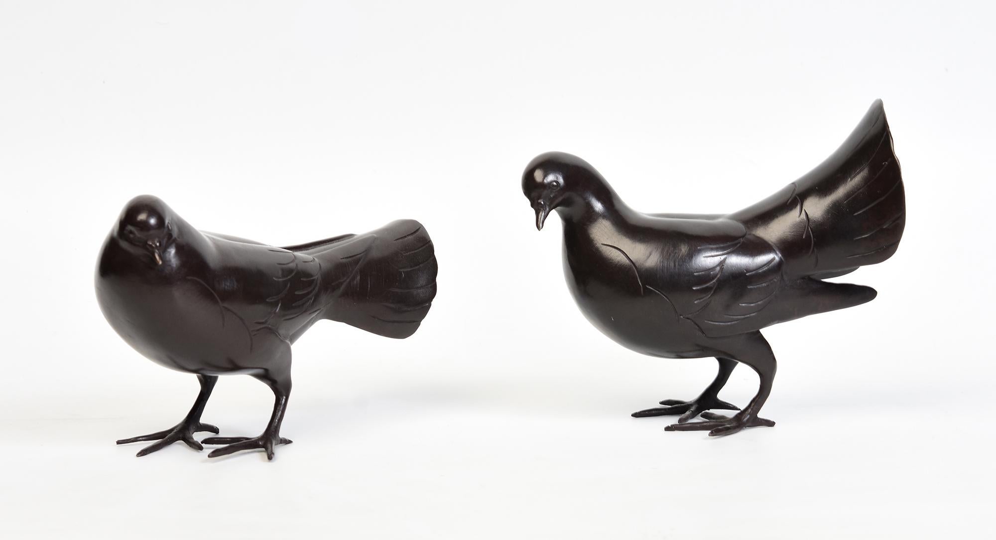 A pair of finely cast Asian bronze birds animal statue with stand.

Age: Contemporary
Size of birds only: Height 12.8 - 13.6 C.M. / Width 8.8 - 9 C.M. / Length 17.6 - 18.5 C.M.
Size of stand: Length 51 C.M. / Width 21.3 C.M. / Thickness 3