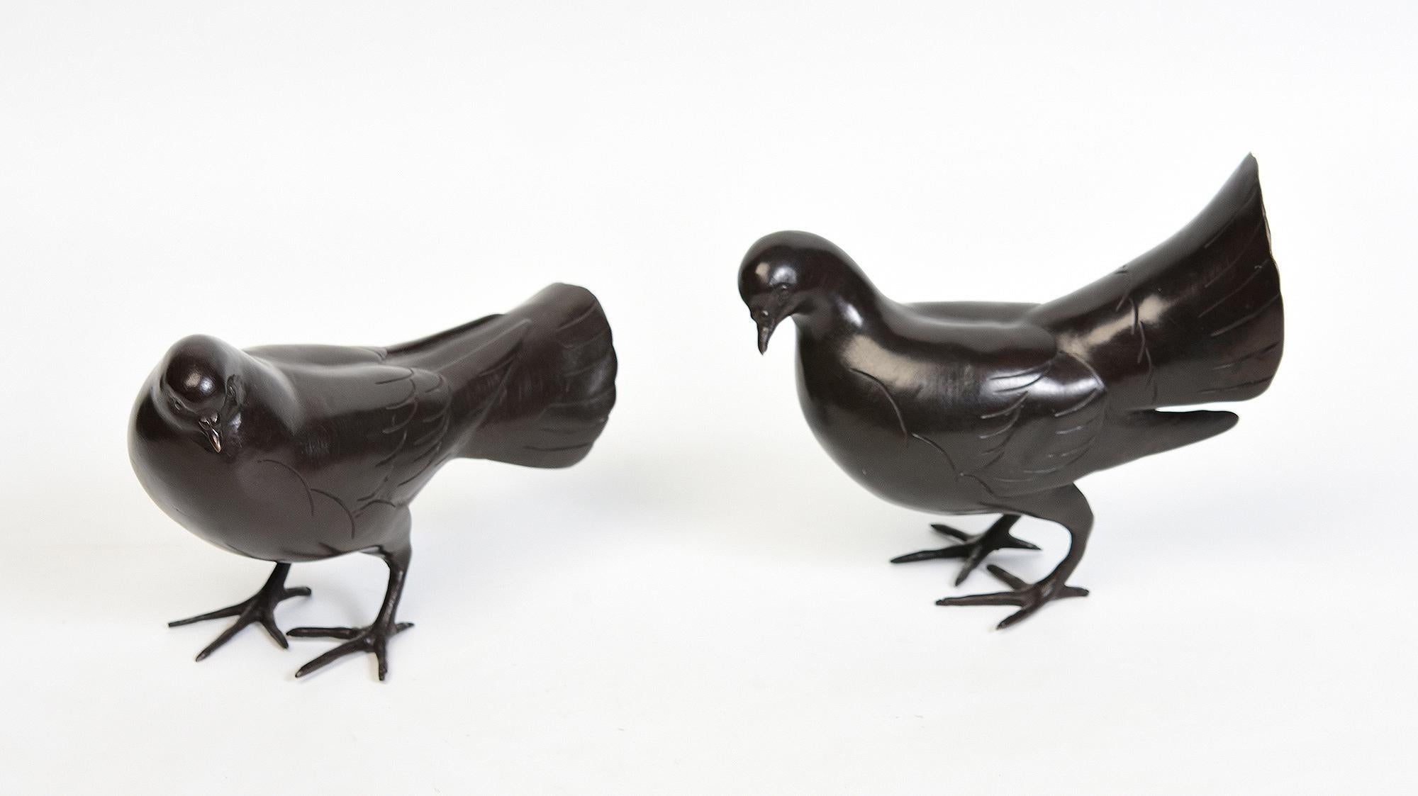 A Pair of Finely Cast Asian Bronze Birds Animal Statue with Stand In Good Condition For Sale In Sampantawong, TH