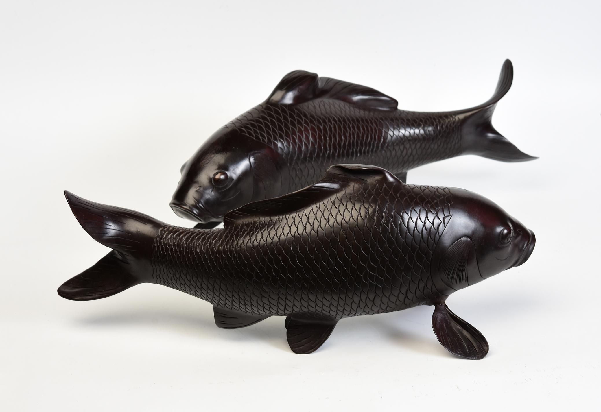 Coppia di statue asiatiche di animali di pesce in bronzo finemente fuse in vendita 3