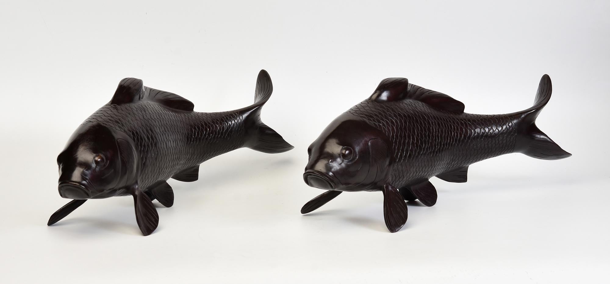Coppia di statue asiatiche di animali di pesce in bronzo finemente fuse in vendita 6