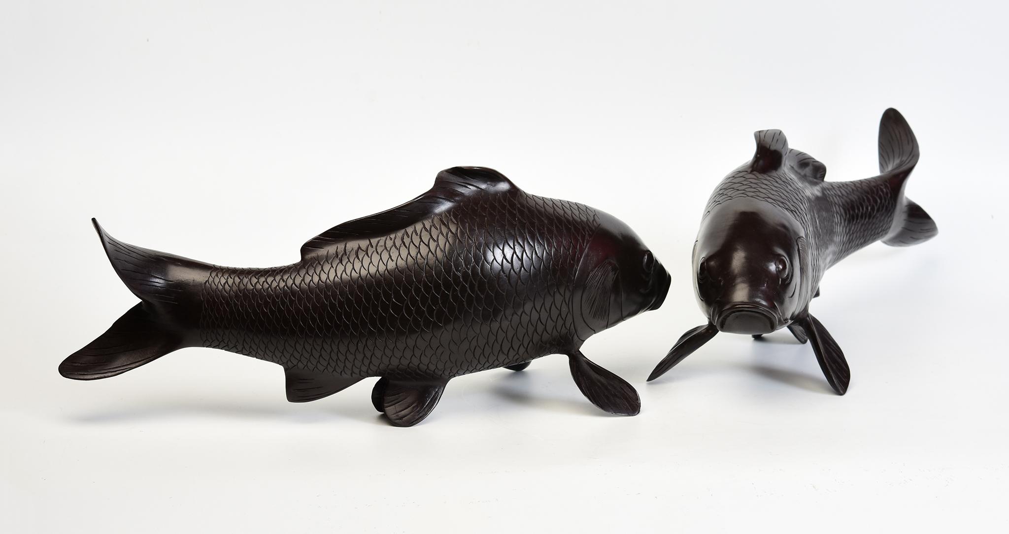 XXI secolo e contemporaneo Coppia di statue asiatiche di animali di pesce in bronzo finemente fuse in vendita