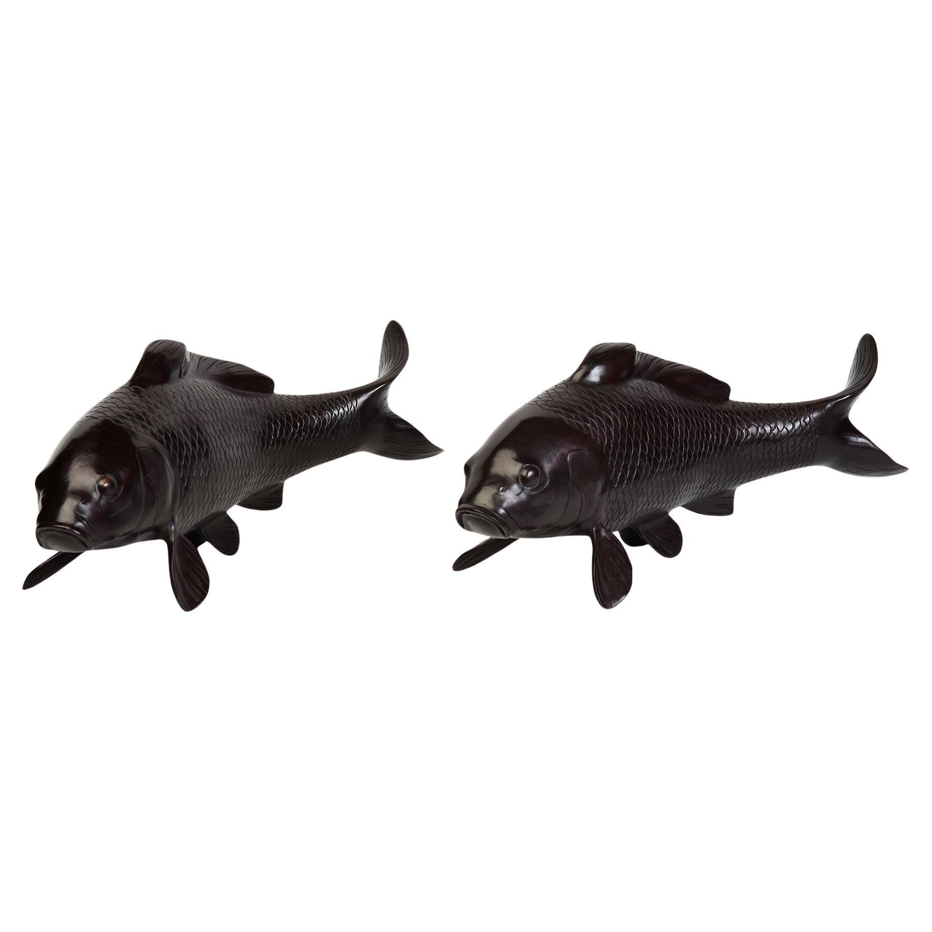 Coppia di statue asiatiche di animali di pesce in bronzo finemente fuse
