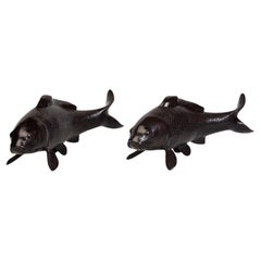 Paire de statues de poissons en bronze asiatique finement moulées