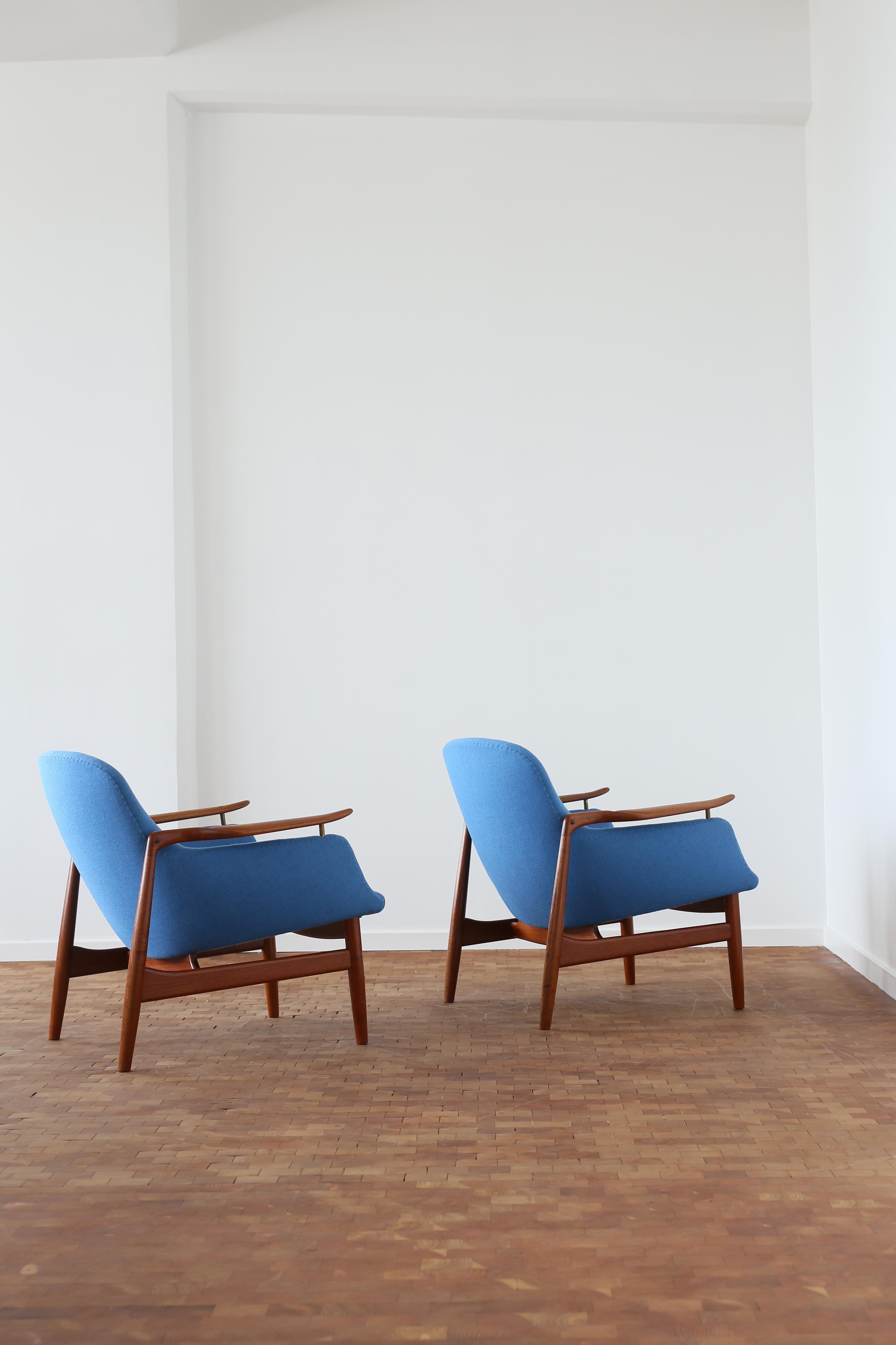 Scandinavian Modern A pair of Finn Juhl NV53 easy chairs for Niels Vodder, 1953 For Sale