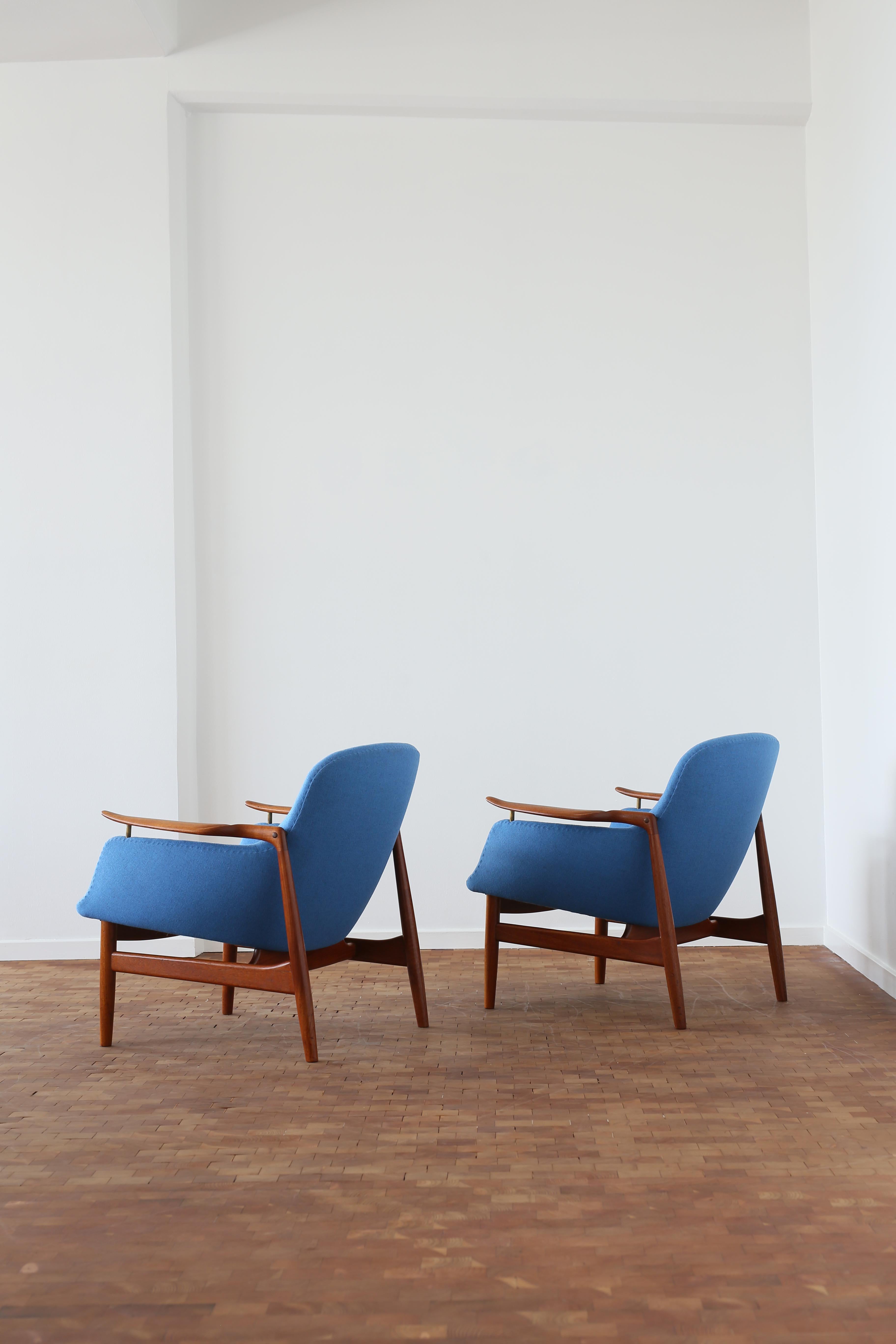 Danish A pair of Finn Juhl NV53 easy chairs for Niels Vodder, 1953 For Sale