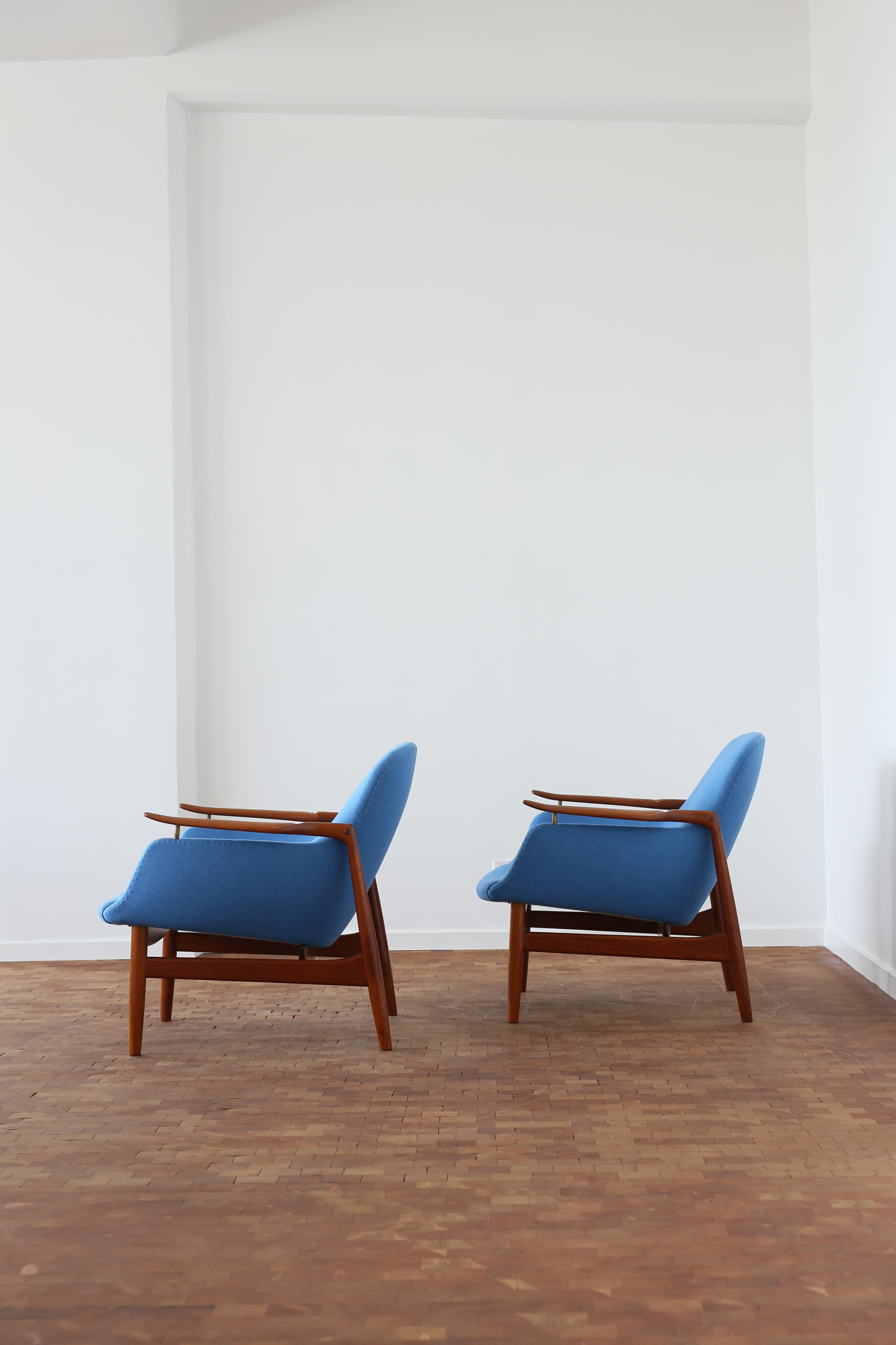 A pair of Finn Juhl NV53 easy chairs for Niels Vodder, 1953 In Good Condition For Sale In Copenhagen, DK