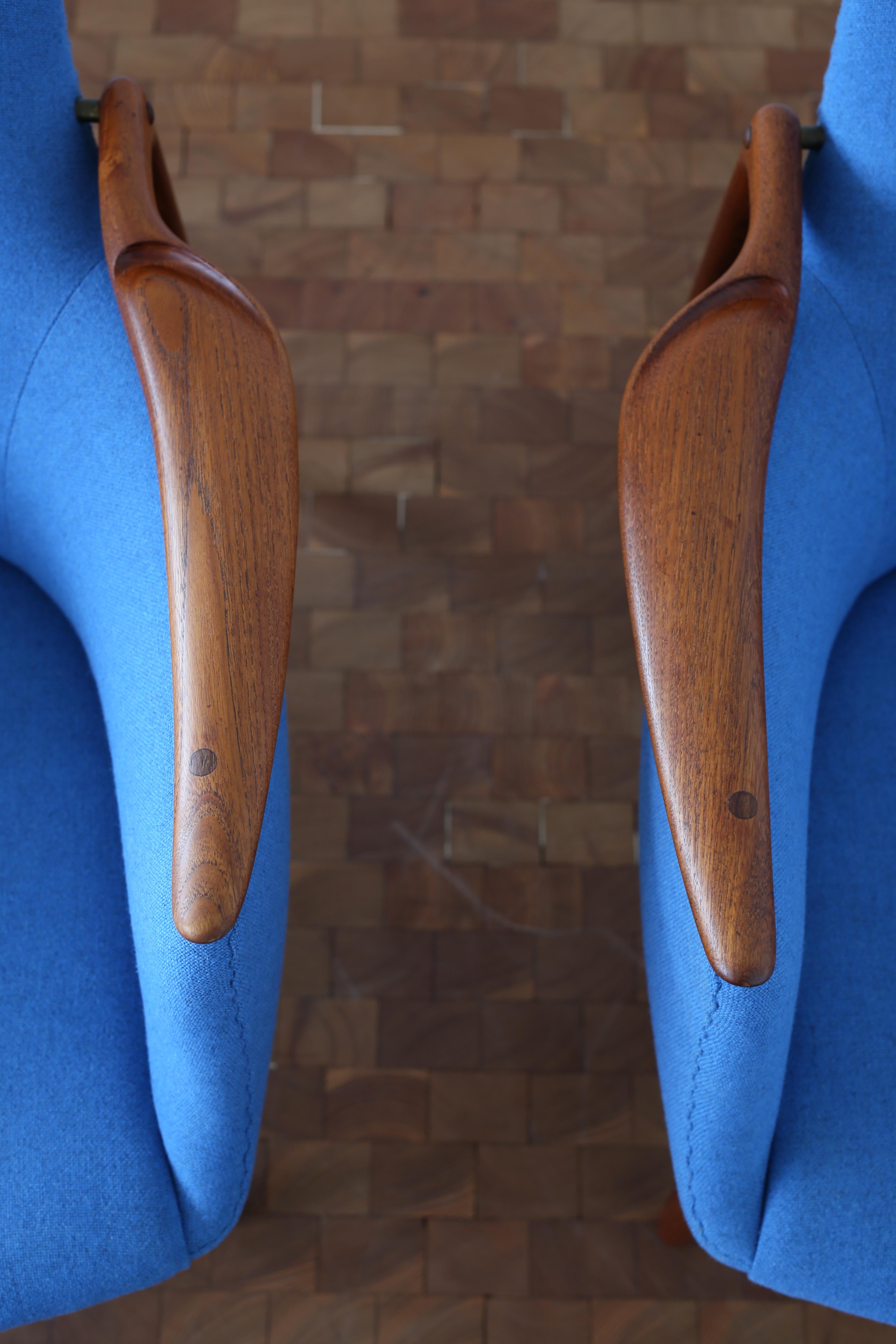 A pair of Finn Juhl NV53 easy chairs for Niels Vodder, 1953 In Good Condition For Sale In Copenhagen, DK