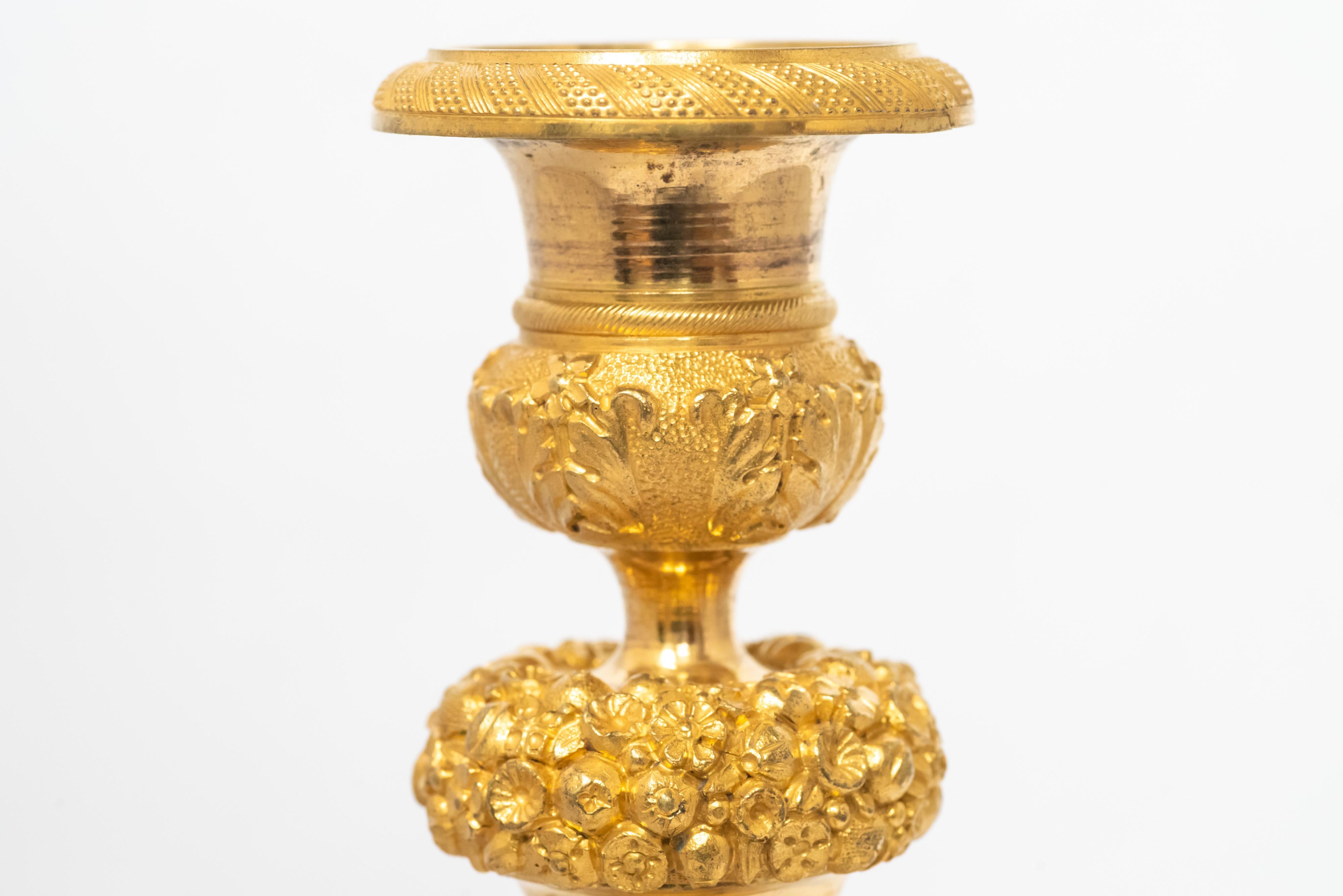 Ein Paar feuervergoldete und patinierte Bronze-Kerzenständer aus Bronze, um 1815 - 1830 im Angebot 2