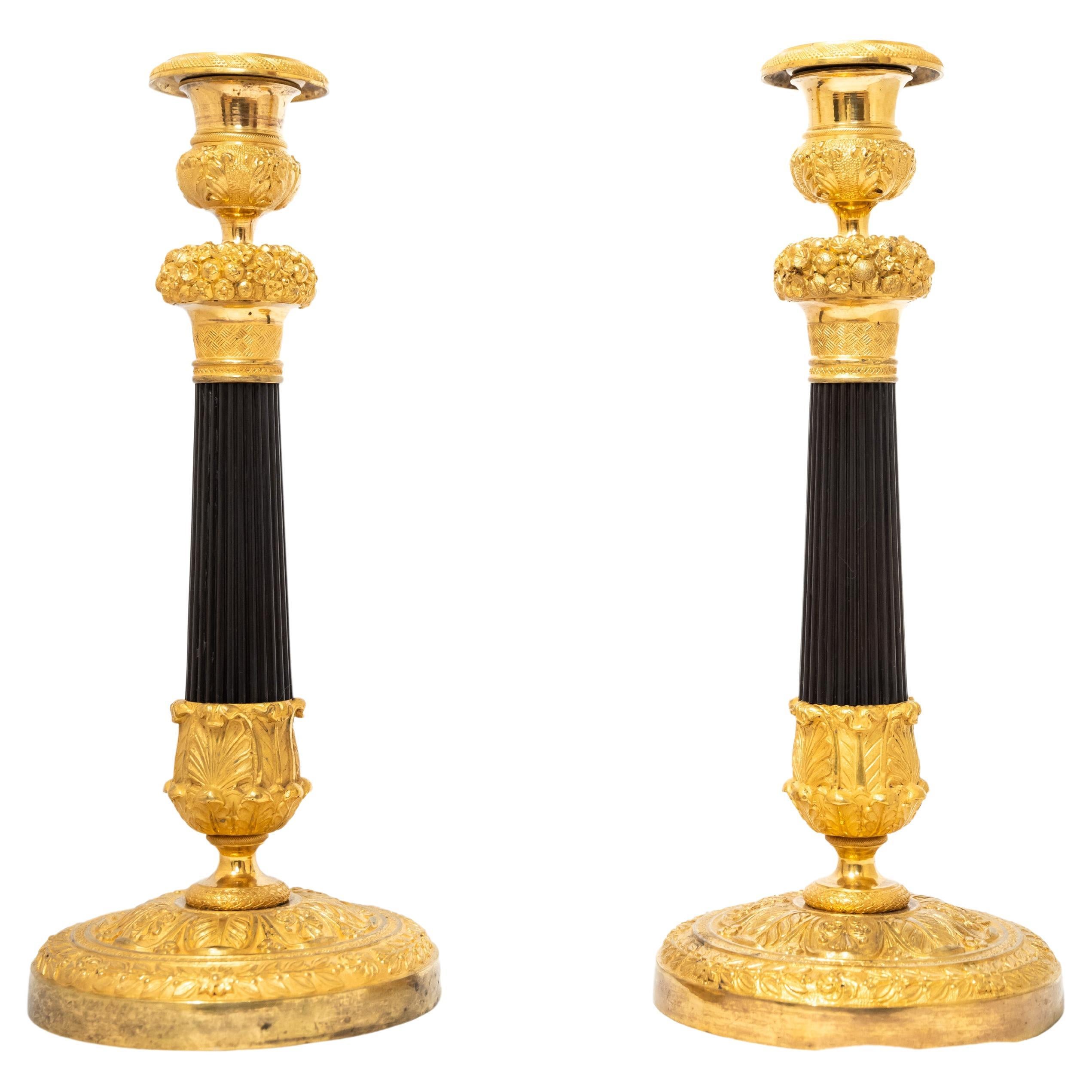 Ein Paar feuervergoldete und patinierte Bronze-Kerzenständer aus Bronze, um 1815 - 1830 im Angebot