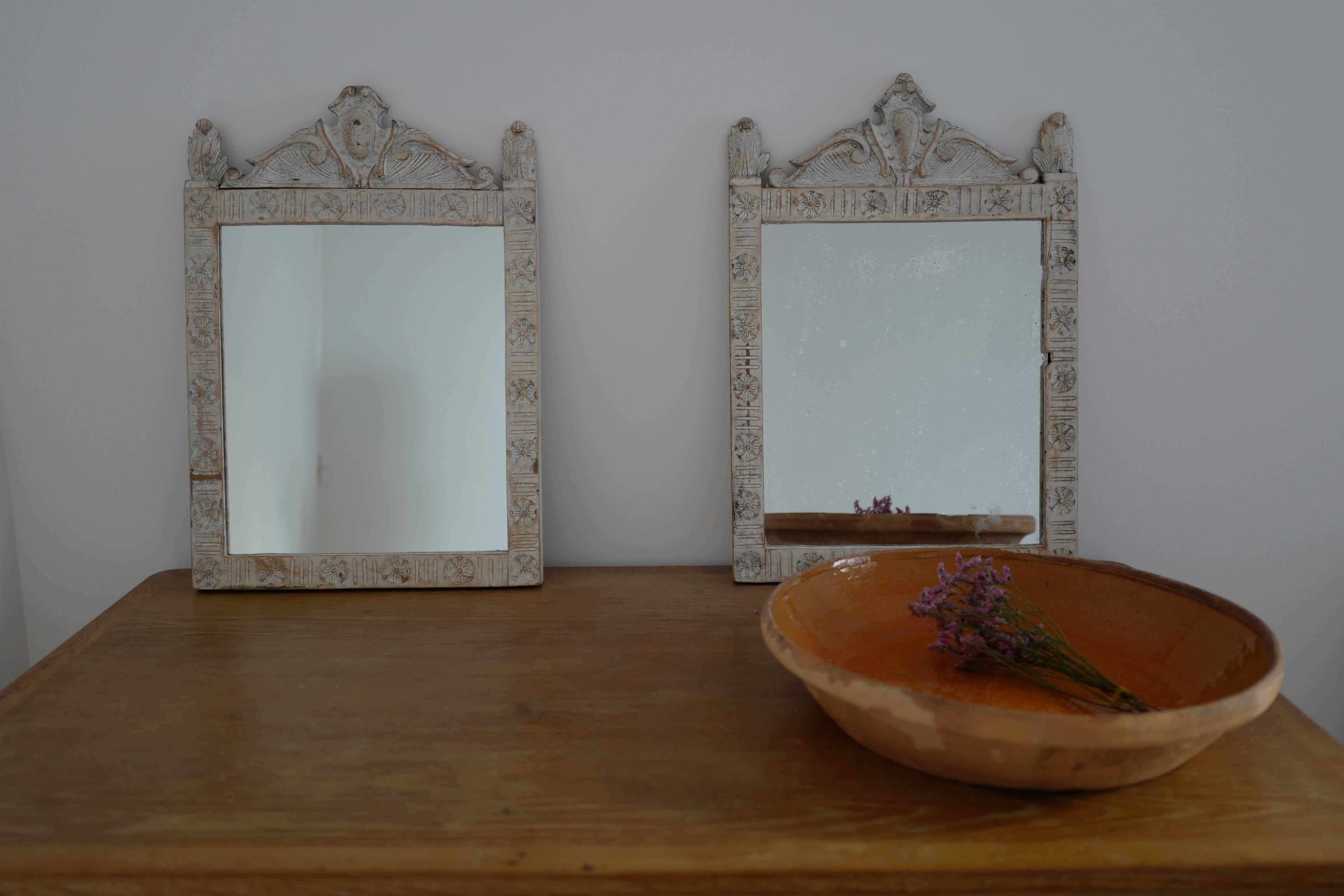 Italian Pair of White Firenze Painted Giltwood Mirrors circa 18th Century For Sale