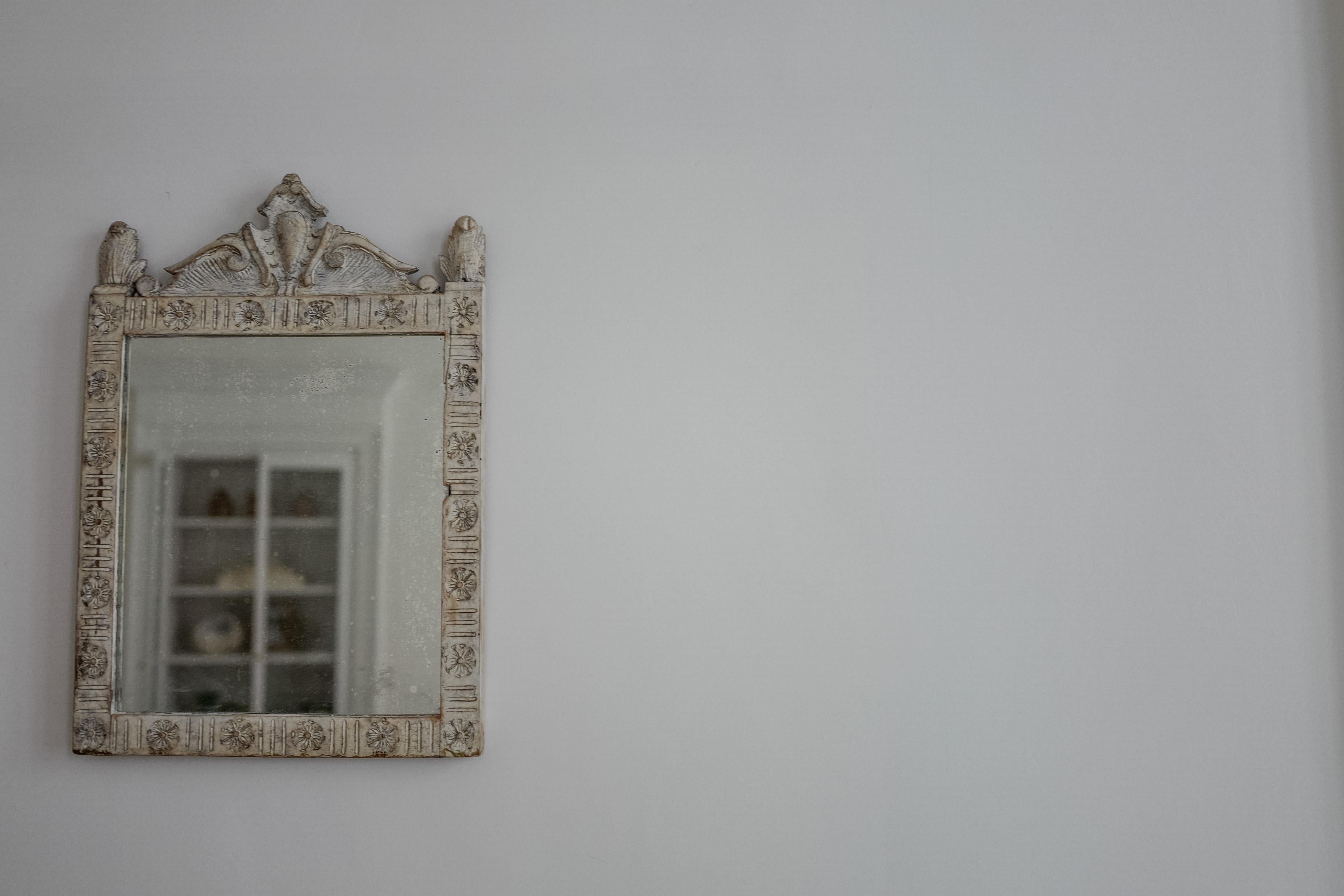 Pair of White Firenze Painted Giltwood Mirrors circa 18th Century In Good Condition For Sale In Milano, IT