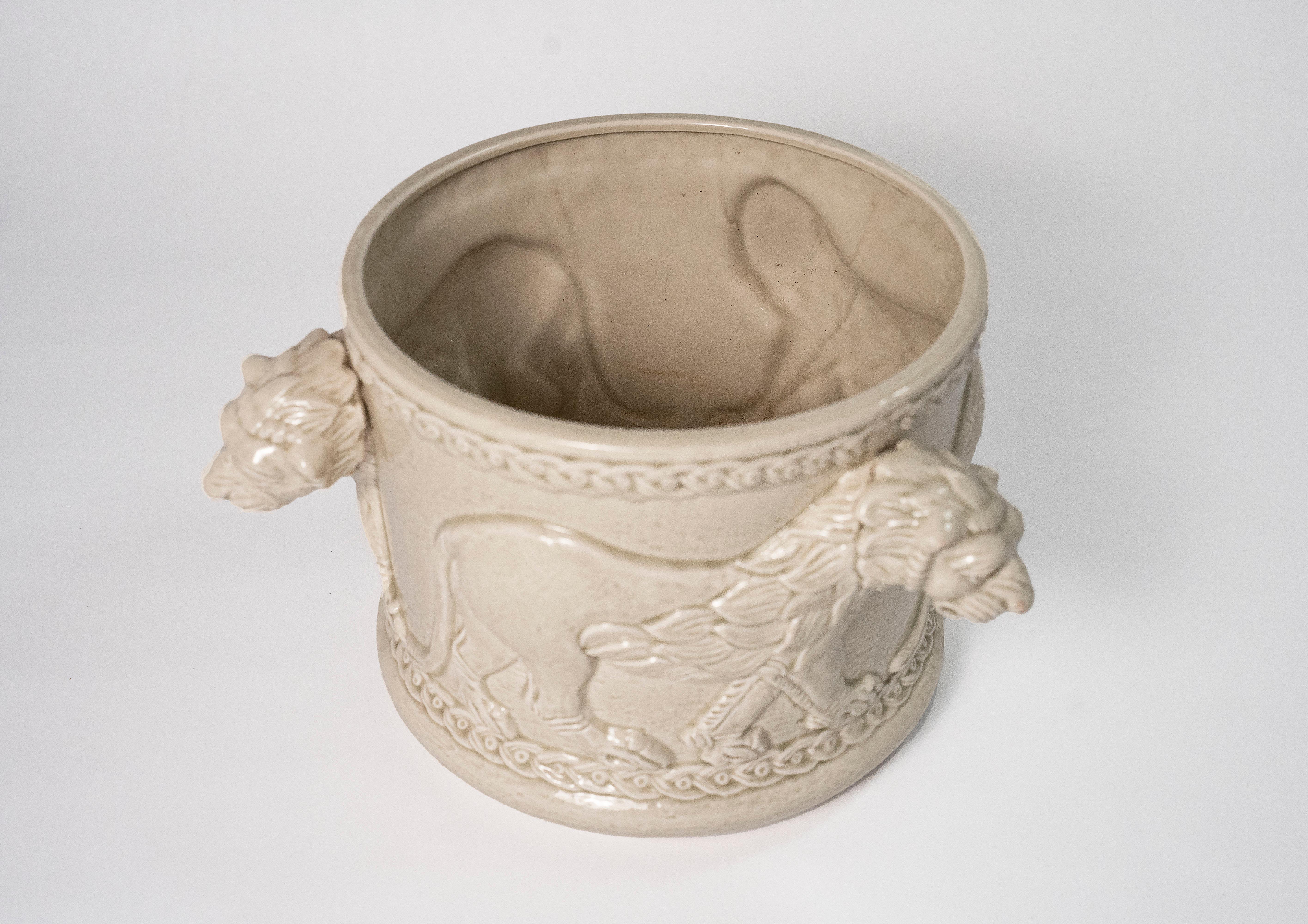 Un maravilloso y detallado par de Jardineras de cerámica esmaltada Fitz and Floyd.  Están modelados con cabezas de León salientes.  Ambos están en excelente estado vintage.  ¡Raro encontrar un par de estos!  Cada una marcada en la parte inferior.