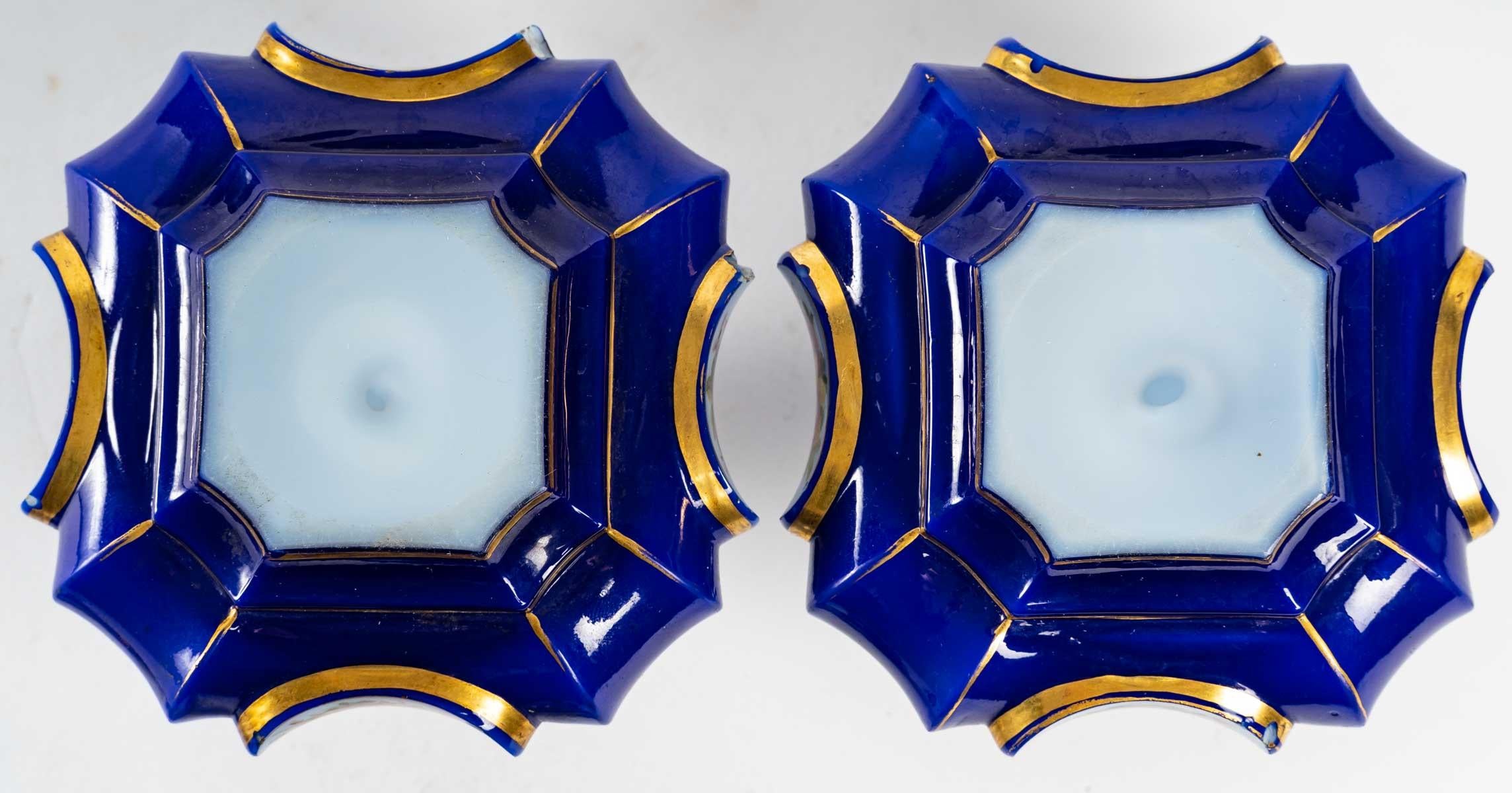 A pair of flasks in opalin blue and white, midle 19th century, gold enamelled.
Measures: H: 11 cm, W: 10 cm, D: 10 cm.
