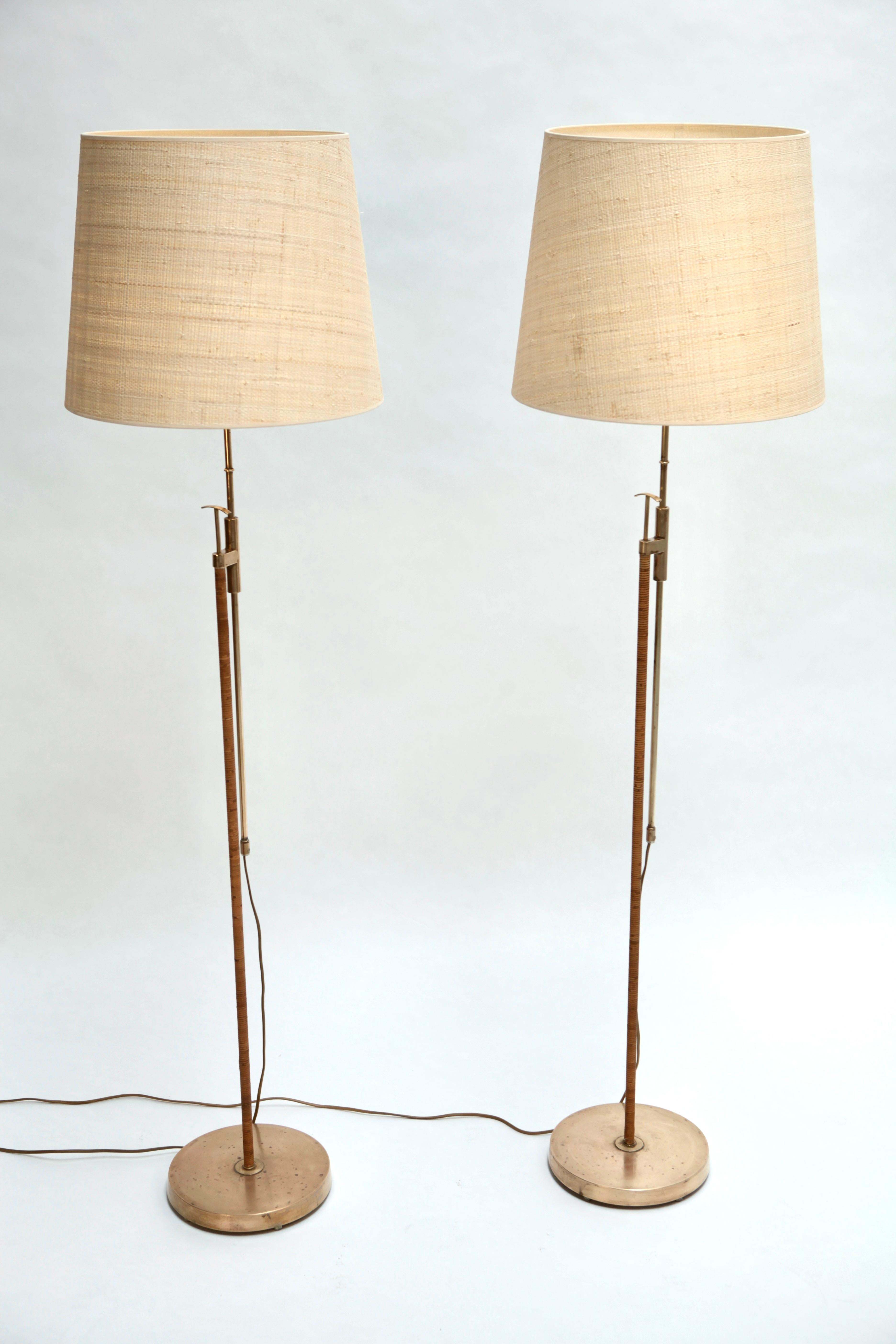 Mid-20th Century Pair of Floor Lamps in Rattan & Brass, in the Style of Paavo Tynell, 1940s