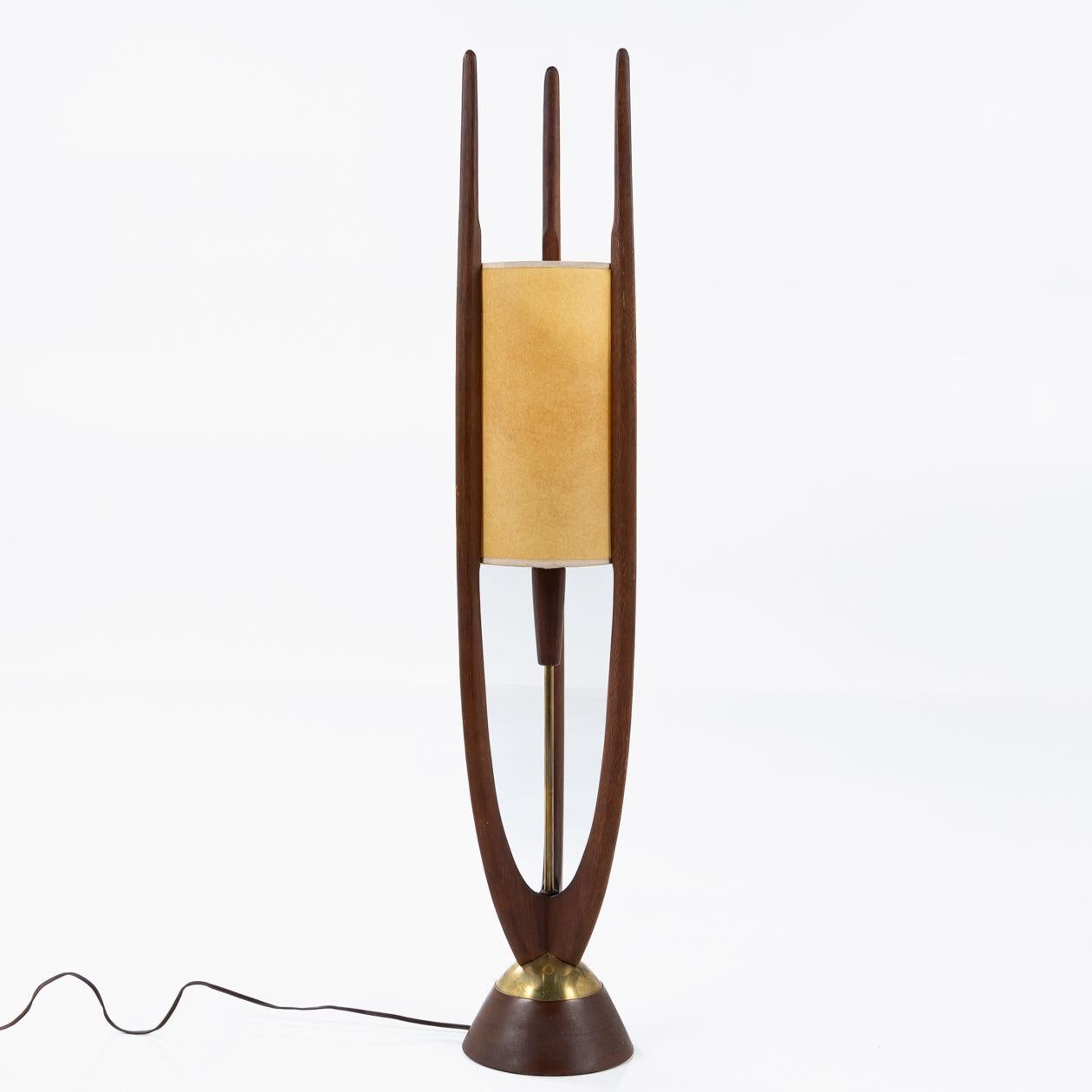 A pair of floor lamps in walnut and brass.
Manufactered by Modeline.