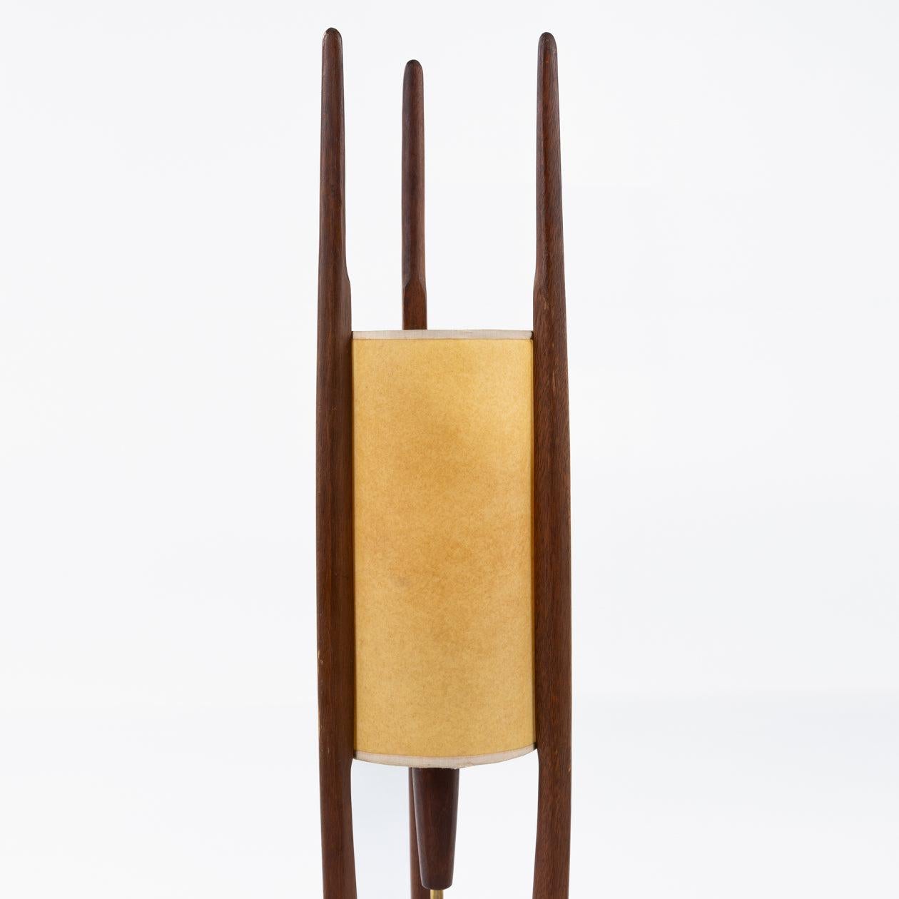 Paar Stehlampen aus Nussbaumholz von John Keal (Skandinavische Moderne) im Angebot