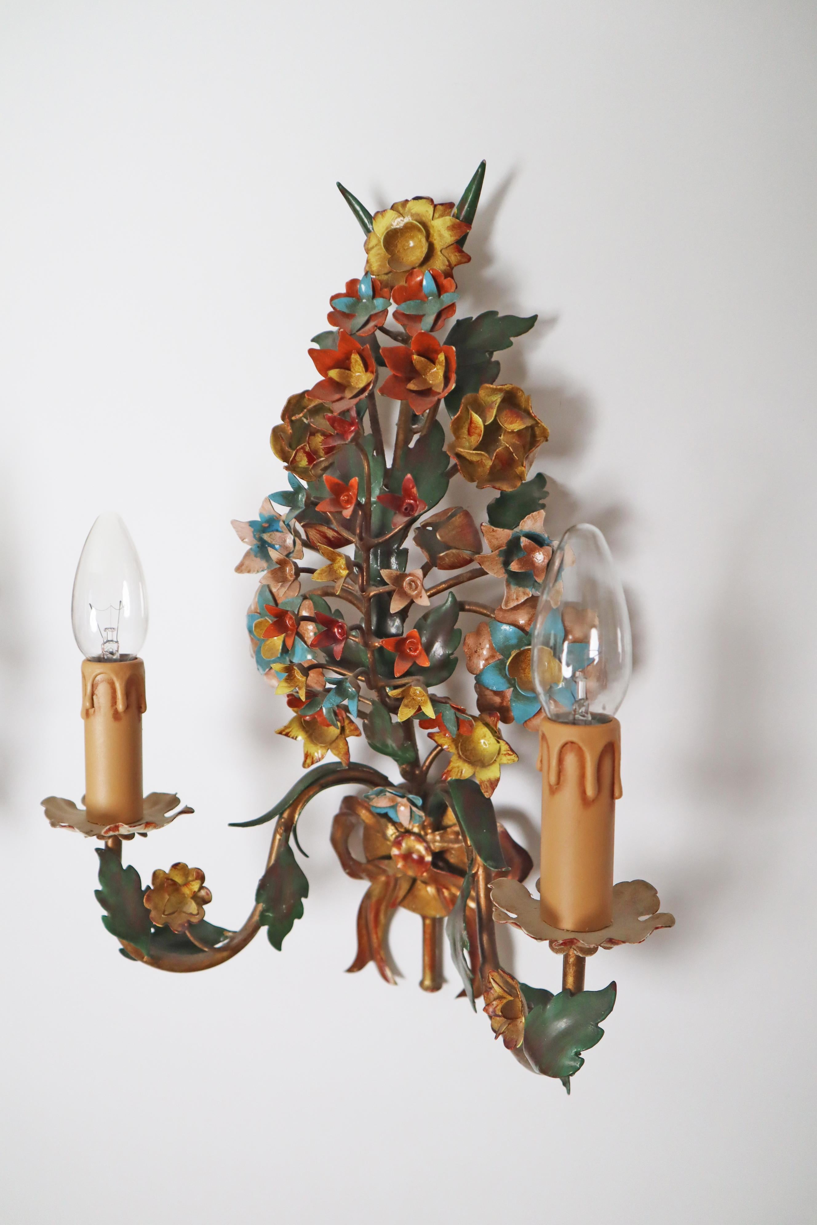 Ein Paar florale, bunte, zweiarmige Wandleuchten, Italien 1970er im Angebot 8