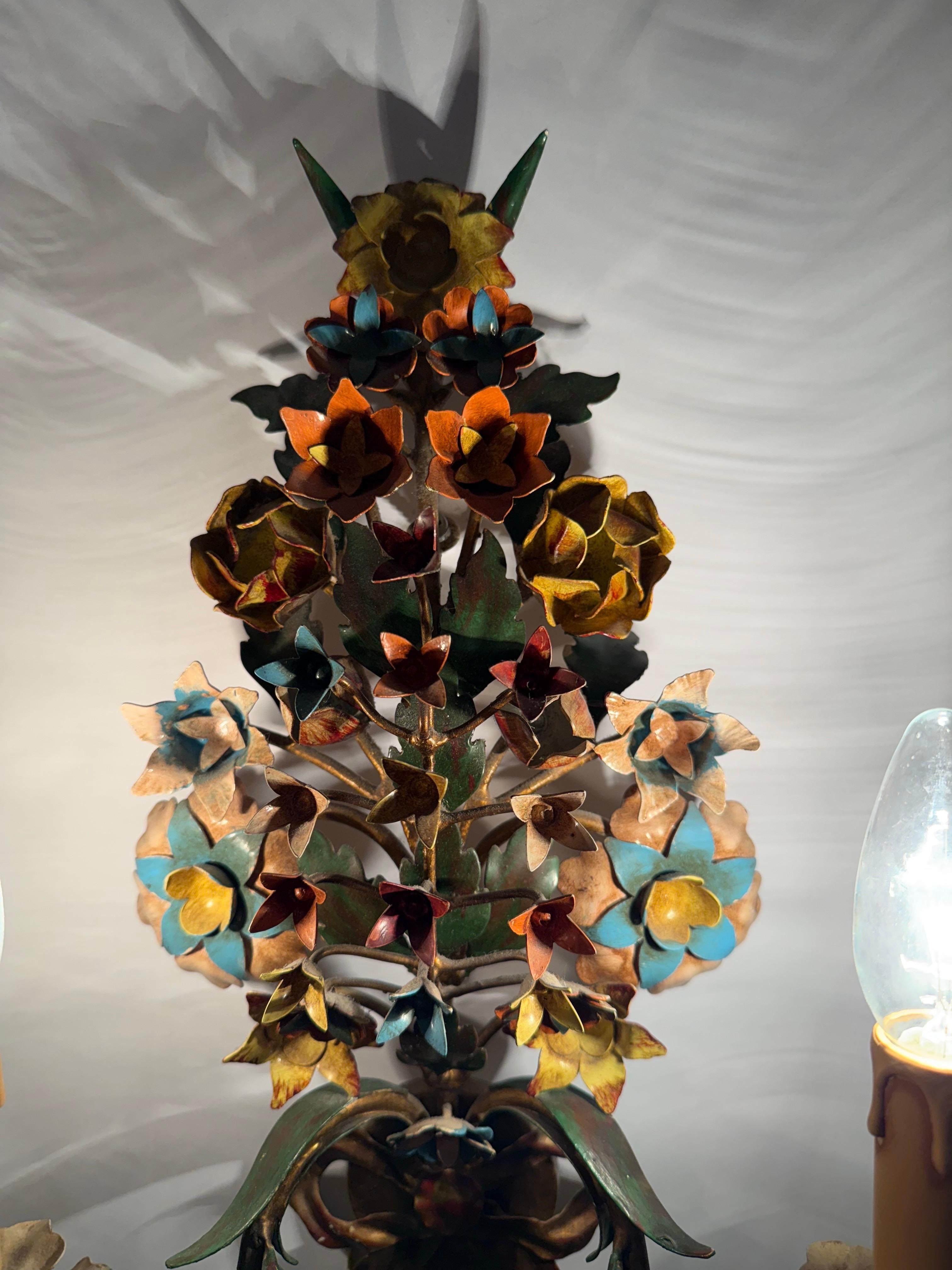 Ein Paar florale, bunte, zweiarmige Wandleuchten, Italien 1970er (Hollywood Regency) im Angebot