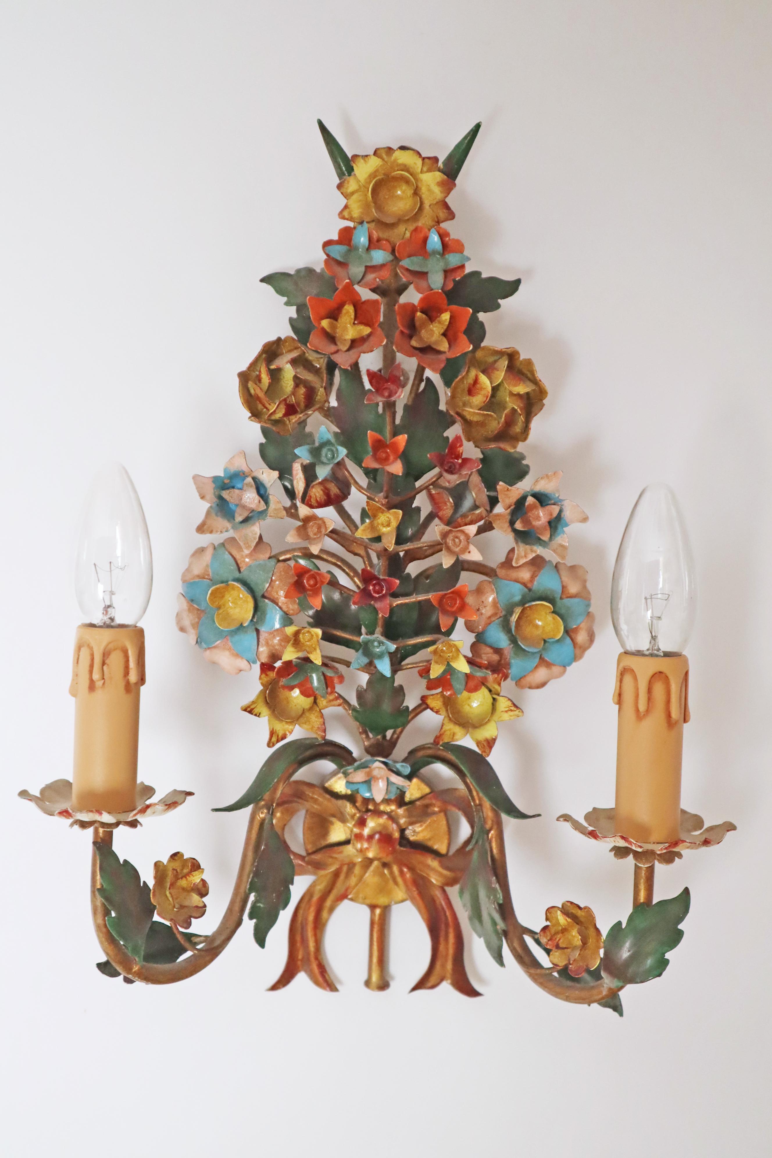 Ein Paar florale, bunte, zweiarmige Wandleuchten, Italien 1970er im Angebot 1